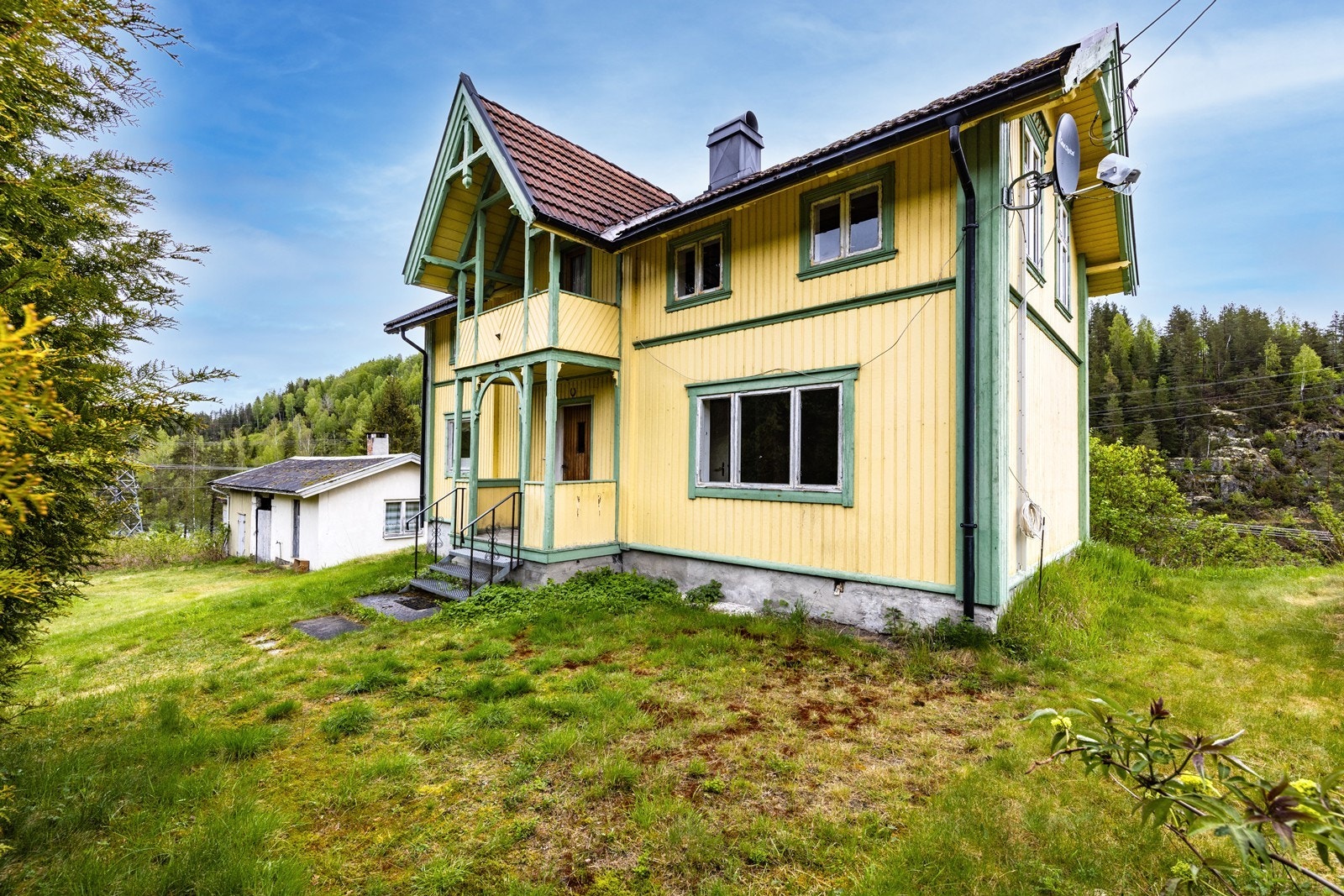 Det eldre våningshuset har en sjarmerende stil med stående bordkledning og tradisjonelle detaljer. Galleribilde