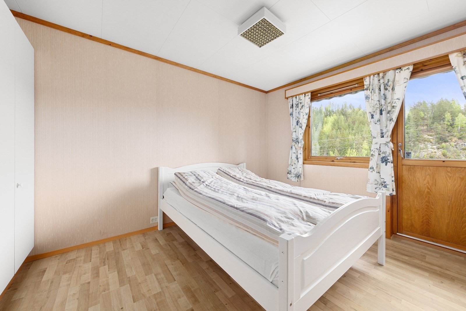 Ett av soverommene har utgang til en egen, mindre luftebalkong. Galleribilde