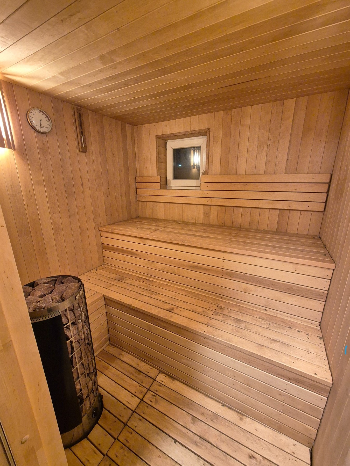 Badstuen er innredet med panel og en Harvia badstueovn. Galleribilde