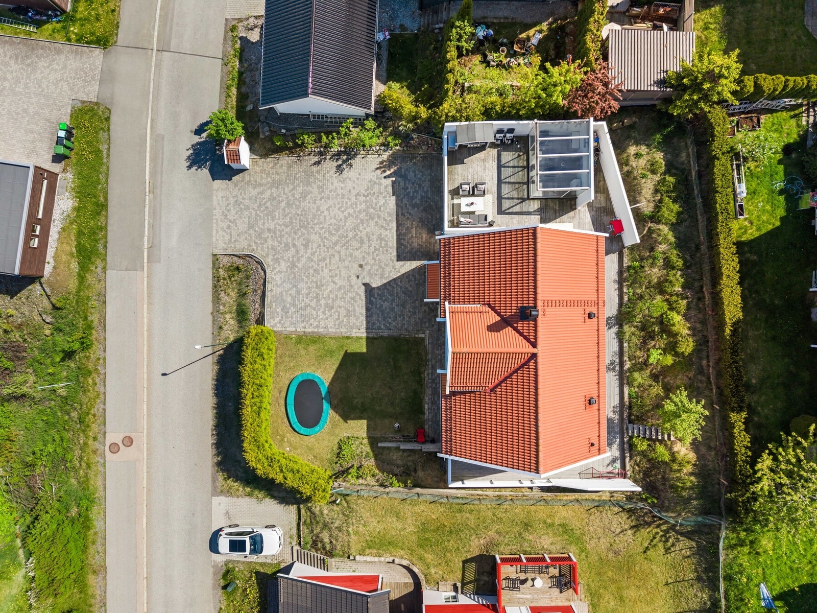 Den store gårdsplassen, og dobbeltgarasjen sørger for rikelig med parkeringsmuligheter. Galleribilde