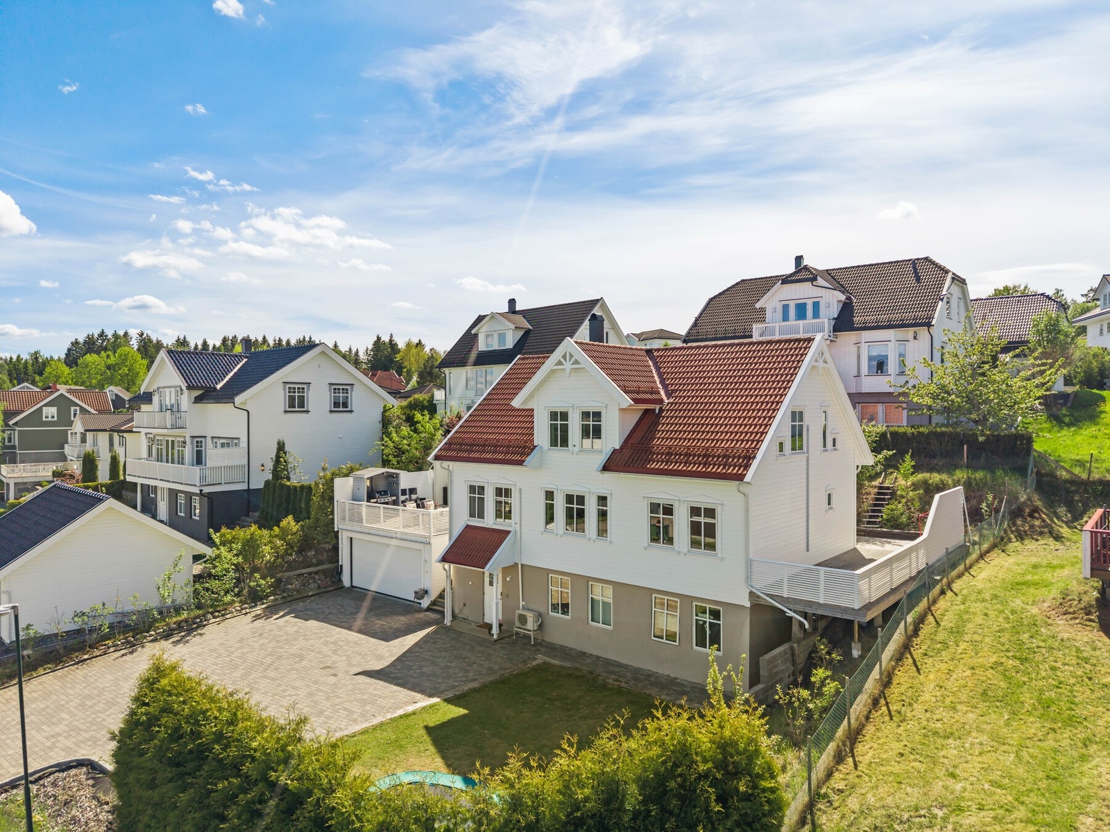 Eiendommen ligger flott til i et etablert og familievennlig boligområde på Smestad/Fjerdringby uten gjennomfartstrafikk. Galleribilde
