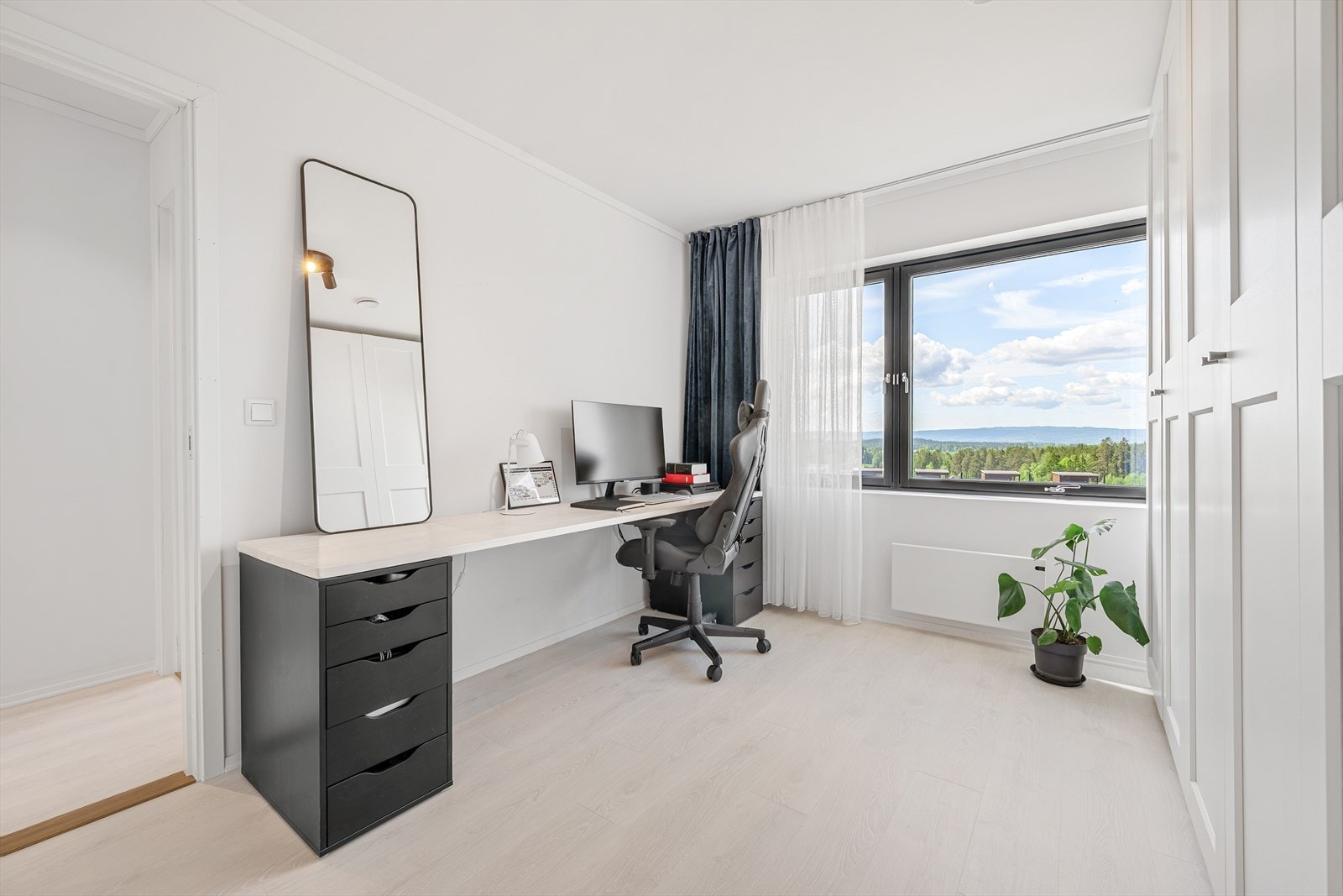 Soverom 2- rommet er ca 10,28 m² med gode møbleringsmuligheter og store vindusflater. Galleribilde