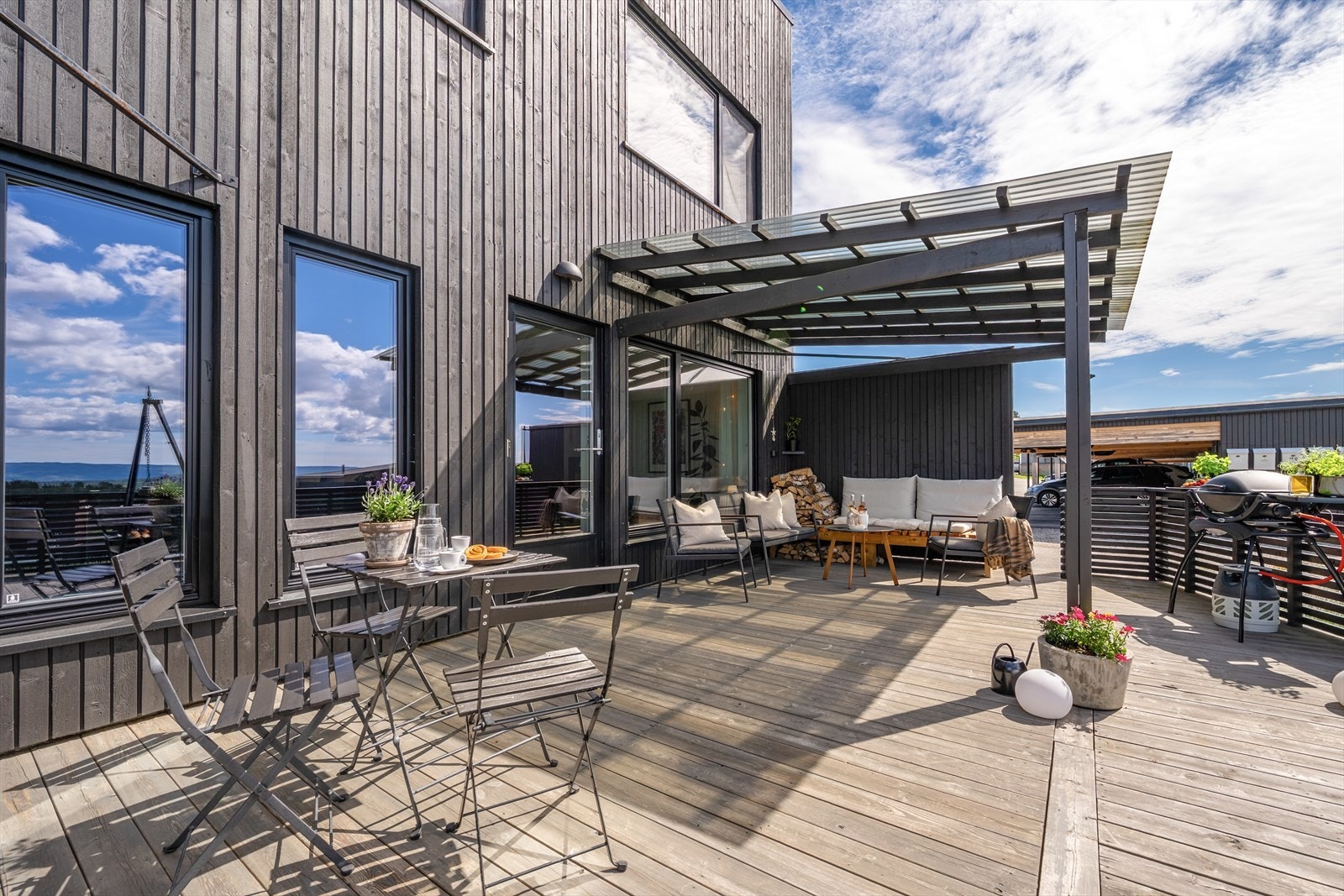 Terrassen har fundamenter på steinblokker og konstruksjoner, overflater, rekkverk og håndlist i treverk. Galleribilde