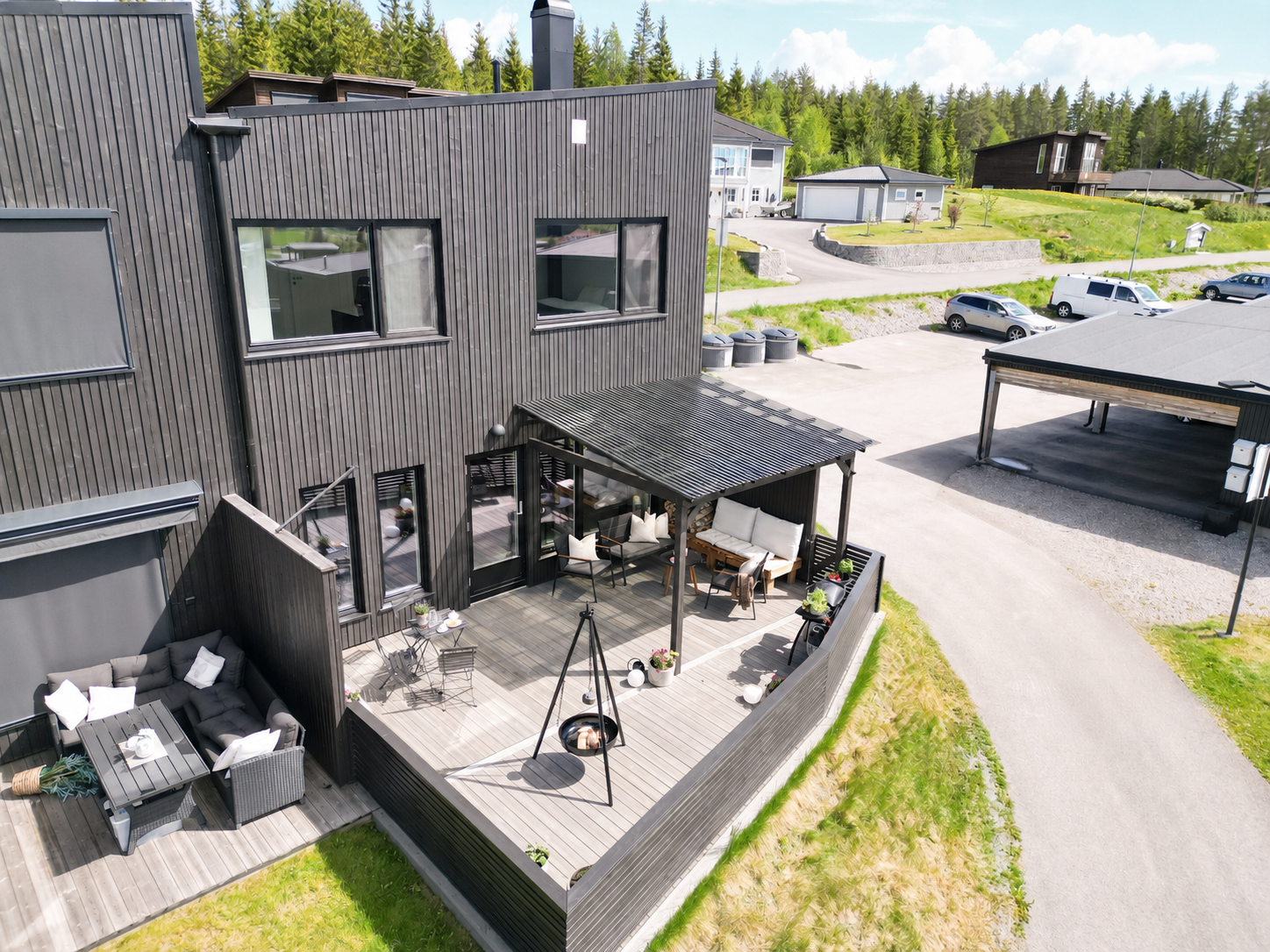 Rekkehuset ligger på to plan og har en solrik terrasse på ca 33 kvm. Galleribilde