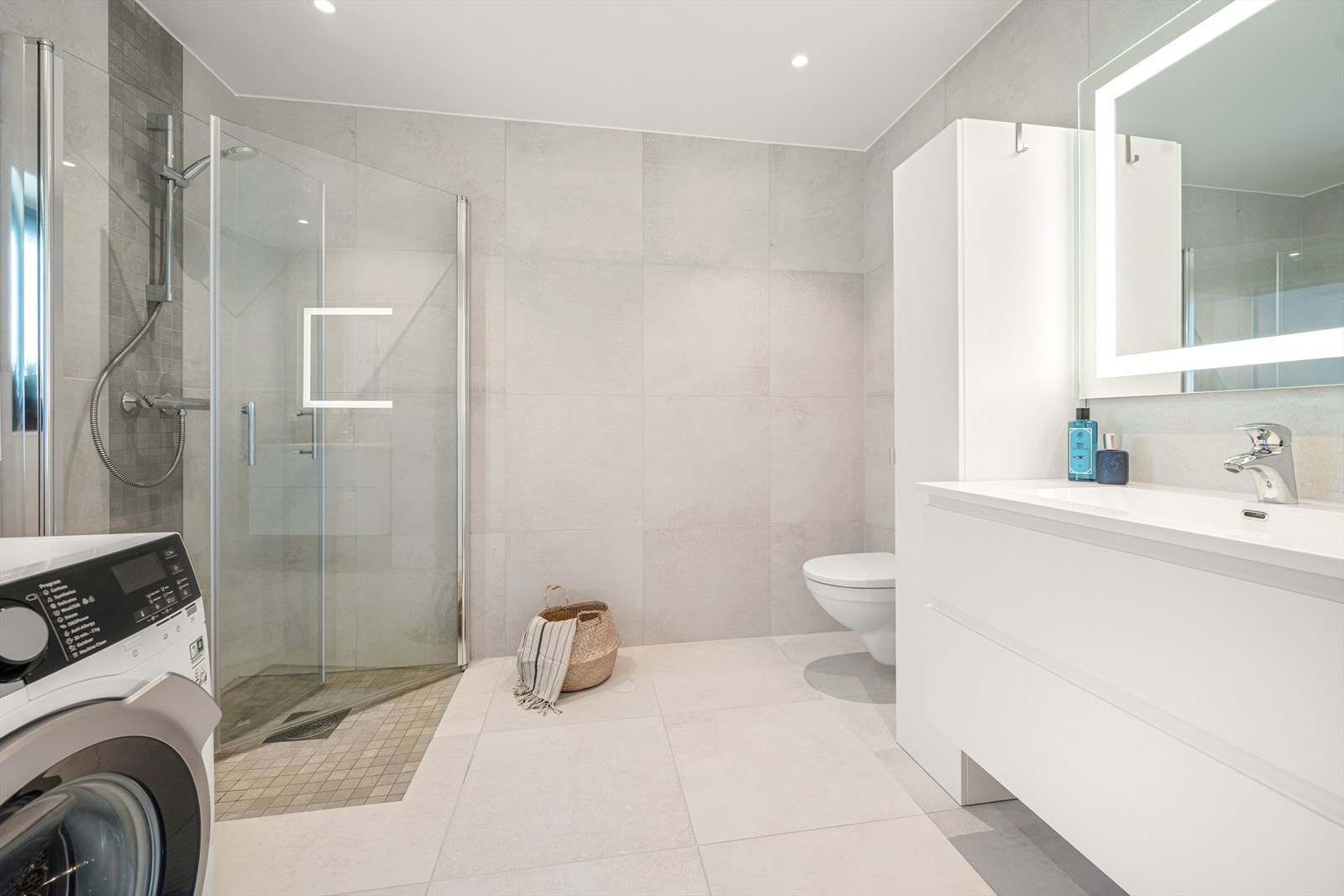 Badet ligger i 2. etasje og fremstår moderne og delikat med store fliser. Badet har gulvvarme som bidrar til god komfort. Galleribilde