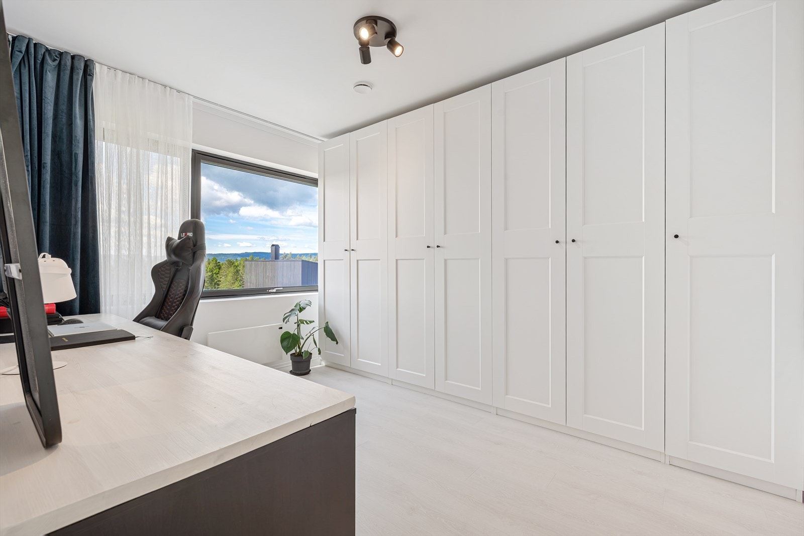 Her har man også en romslig innredning som bidrar til rikelig med oppbevaringsmuligheter. Galleribilde