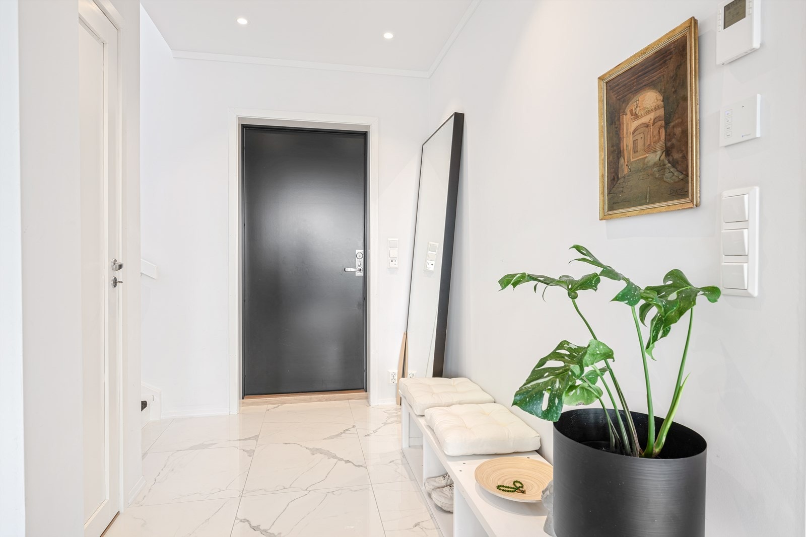 Velkommen inn... Delikate lyse fliser med gulvvarme og downlights i tak. Galleribilde