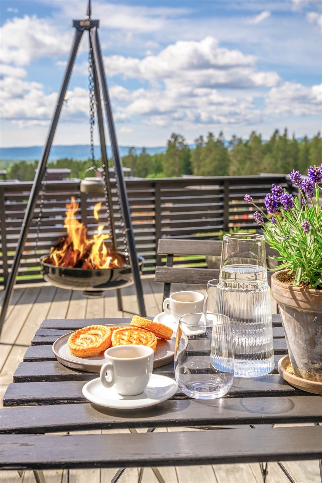 Innbydende uteplass med god plass til både loungemøbler og bålpanne, ideell for sosiale sammenkomster og lange sommerkvelder. Galleribilde