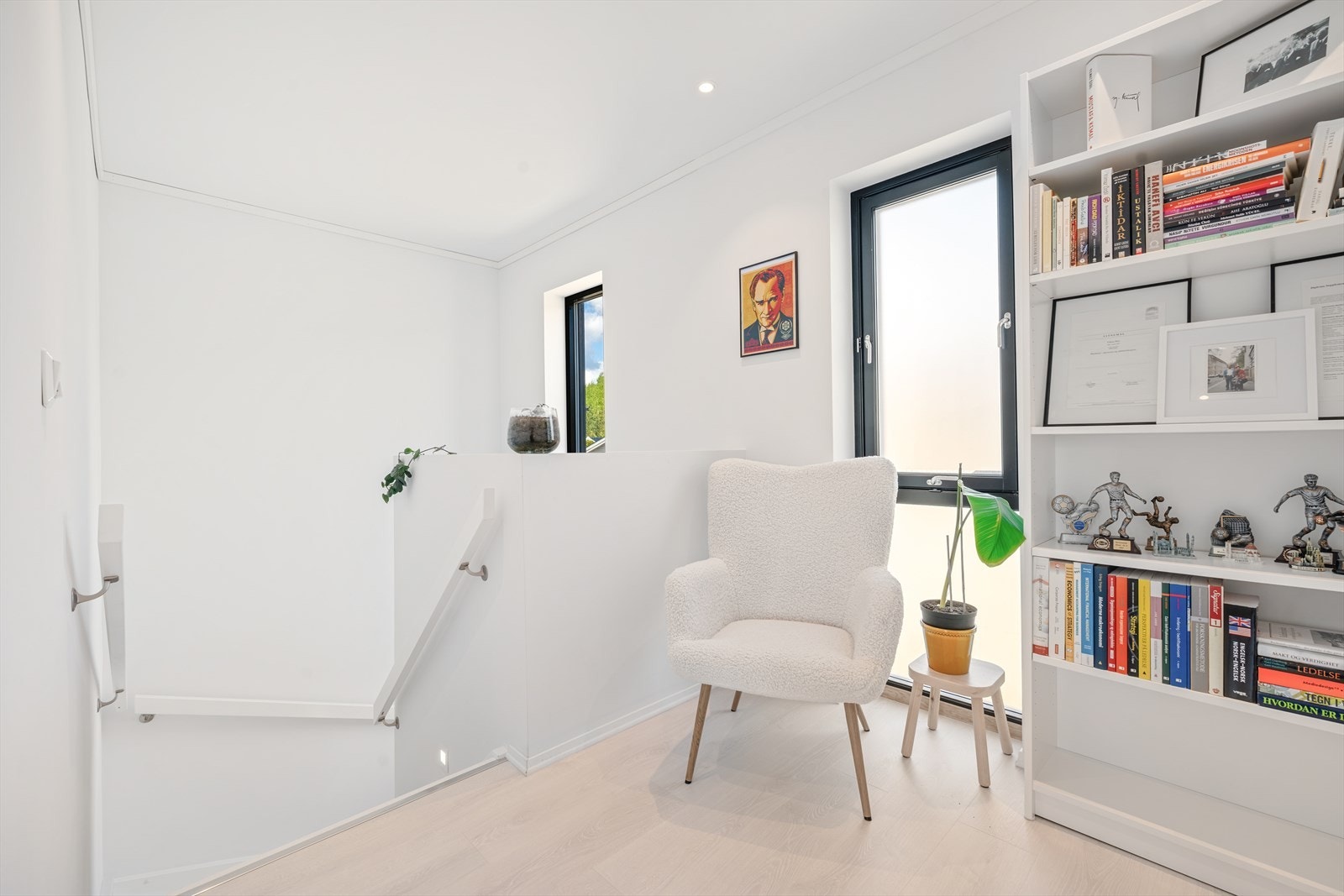 2. etasjen byr på en hyggelig gang med gode muligheter for å innrede en trivelig sittekrok. Galleribilde