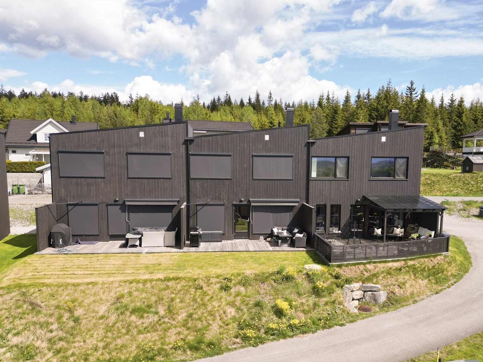 Et moderne rekkehus fra 2021 med gjennomtenkte løsninger, gode kvaliteter og en planløsning som legger til rette for en komfortabel og funksjonell hverdag. Galleribilde