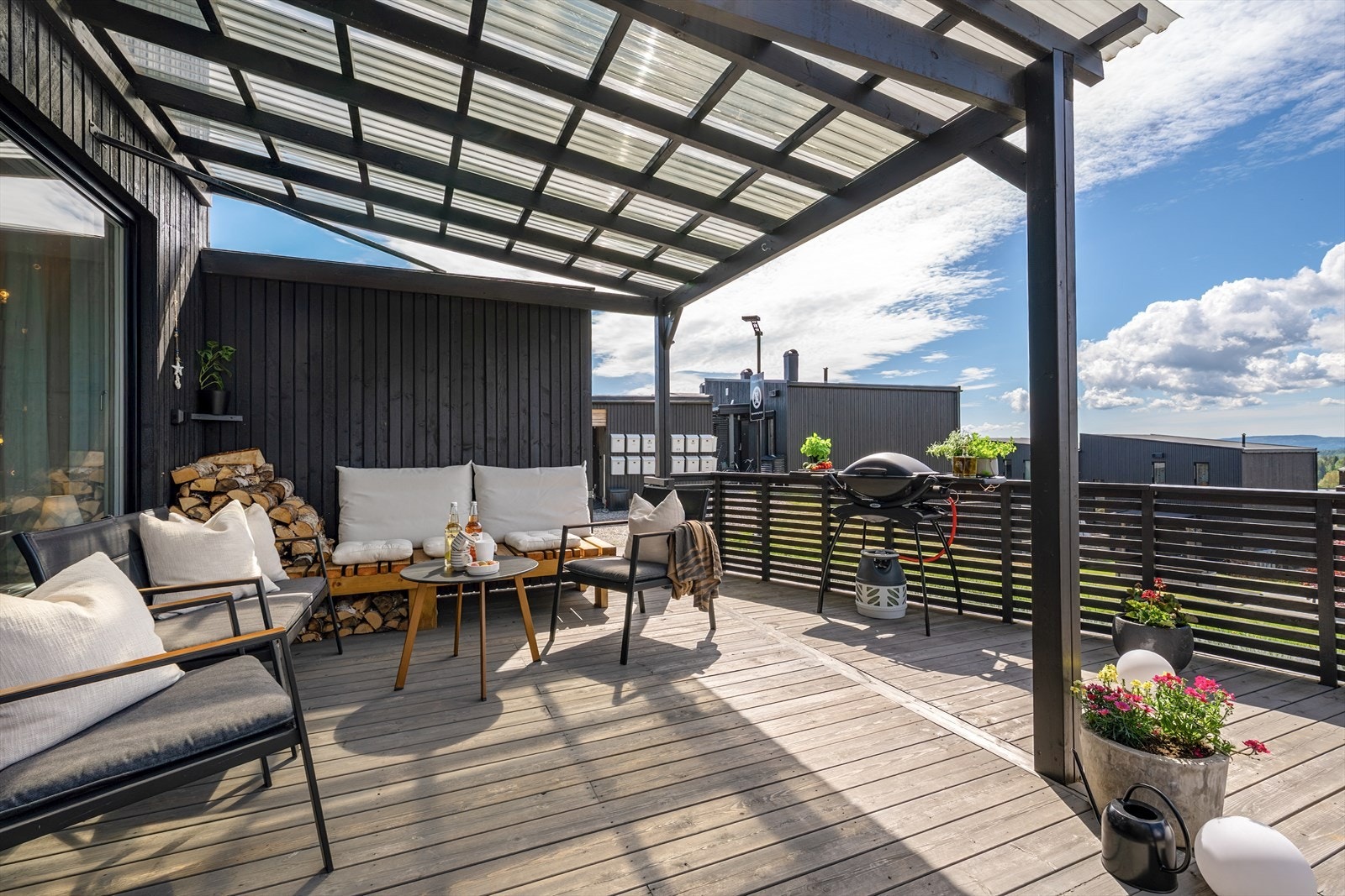 Stor og solrik terrasse som er delvis overbygget. Her har du plass til en god sittegruppe som gir perfekte rammer for avslapning og hyggelige stunder i all slags vær. Galleribilde