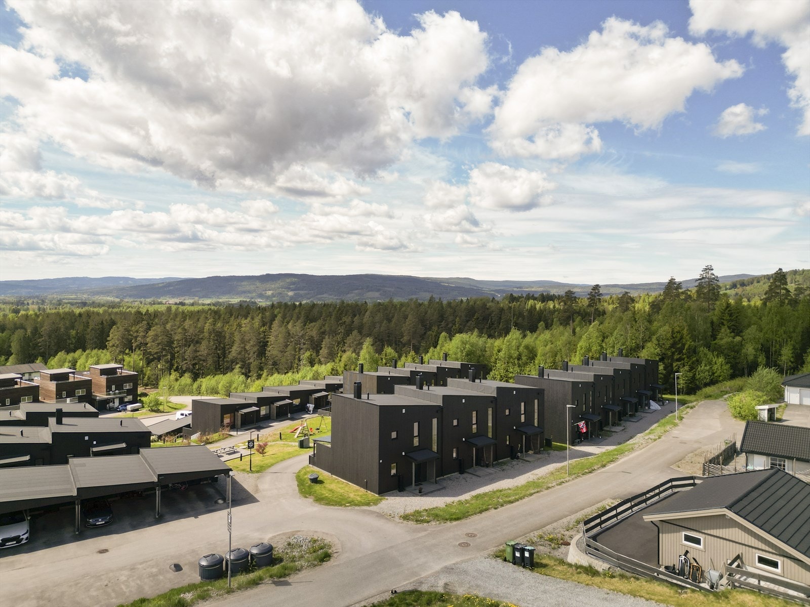 Boligen er beliggende i et naturrikt boligområde med kort vei til skog og mark, feks Nordåsen og Åslia. Gangavstand til flere barnehager, skoler, idrettsplasser og dagligvarebutikker. Galleribilde