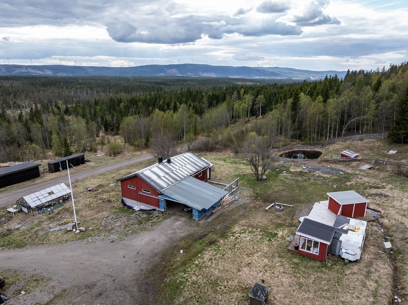 Områdene rundt Osensjøen har også ypperlige muligheter for jakt og fiske på bla. elg, rådyr og småvilt gjennom deltakelse/ medlemskap i lokale jakt- og fiskelag. Området består av flere fiskerike vann og elver, hvor alle har tilgang ved kjøp av fiskekort. Galleribilde