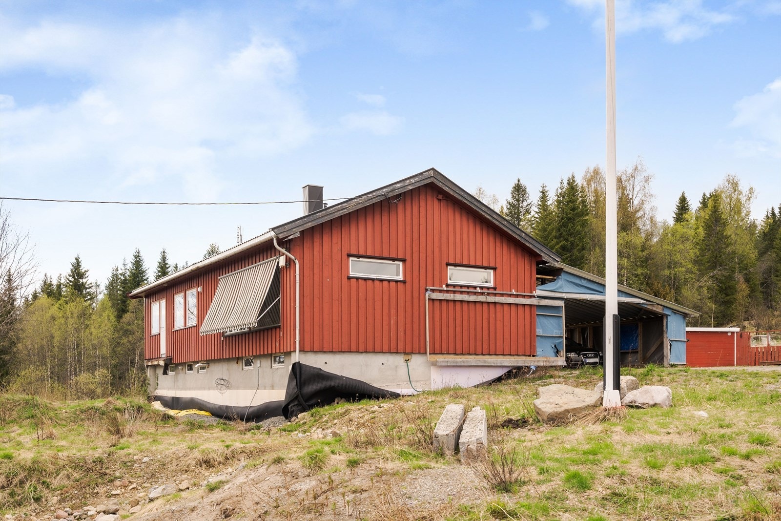 Et stort småbruk på ca. 118,3 mål som består av bla. ca. 18,3 mål fulldyrka jord og ca. 45,7 daa produktiv skog. Galleribilde