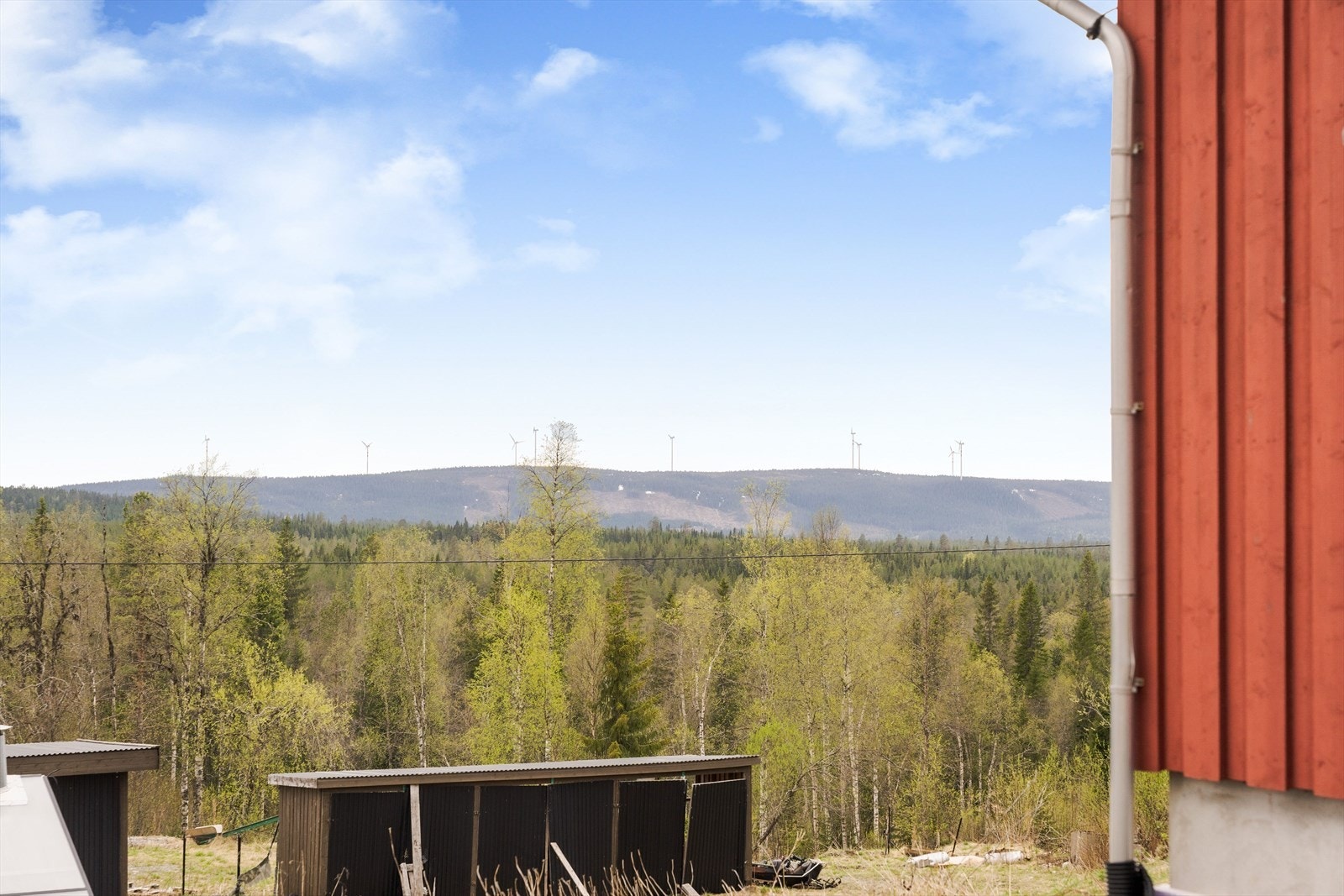 Småbruket ligger landlig til i et skog- og jordbruksområde med noe spredt bebyggelse og et rikt dyreliv. Solrik beliggenhet med flott utsikt over naturlandskapet. Galleribilde