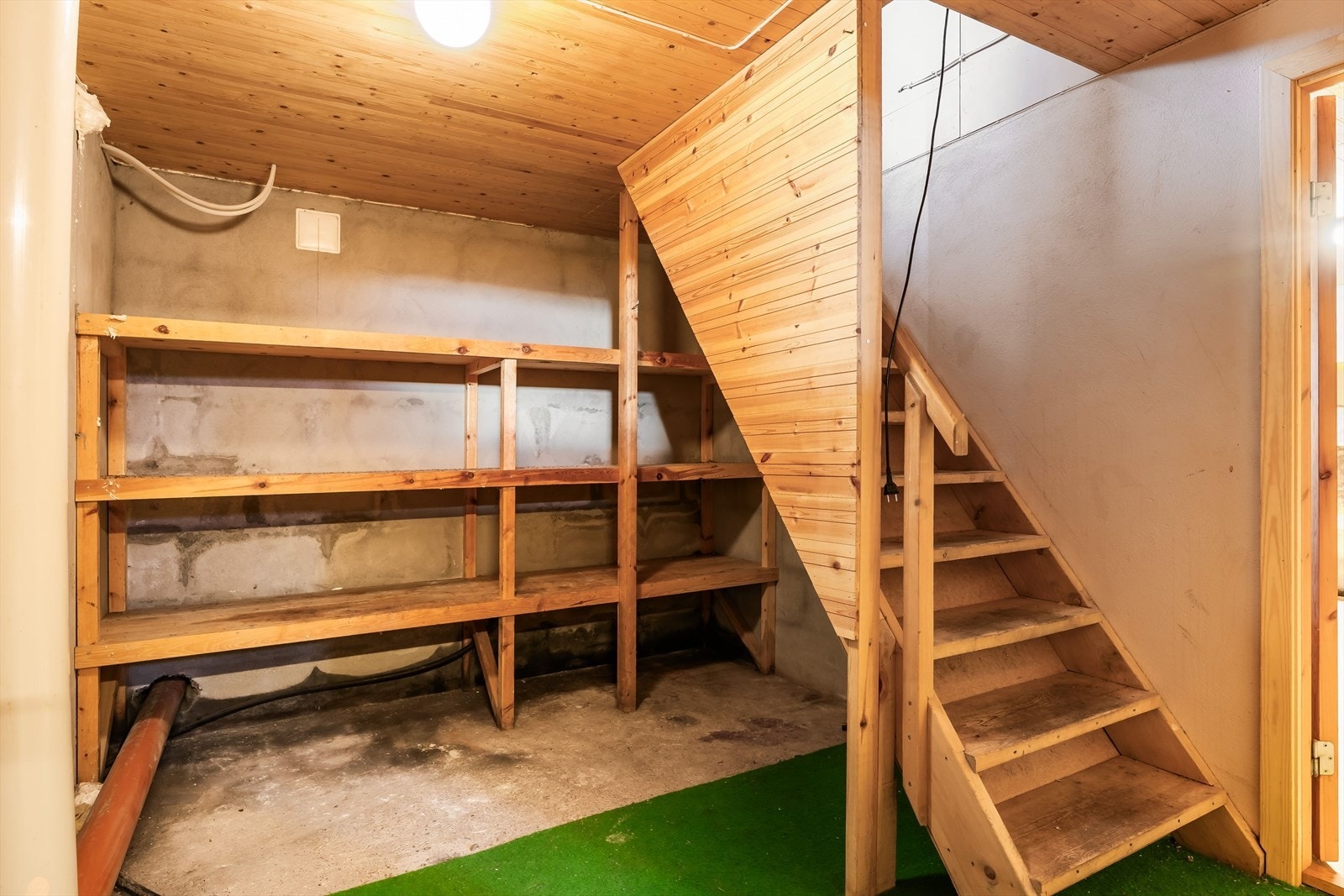 Gang/trapperom i kjeller. Galleribilde