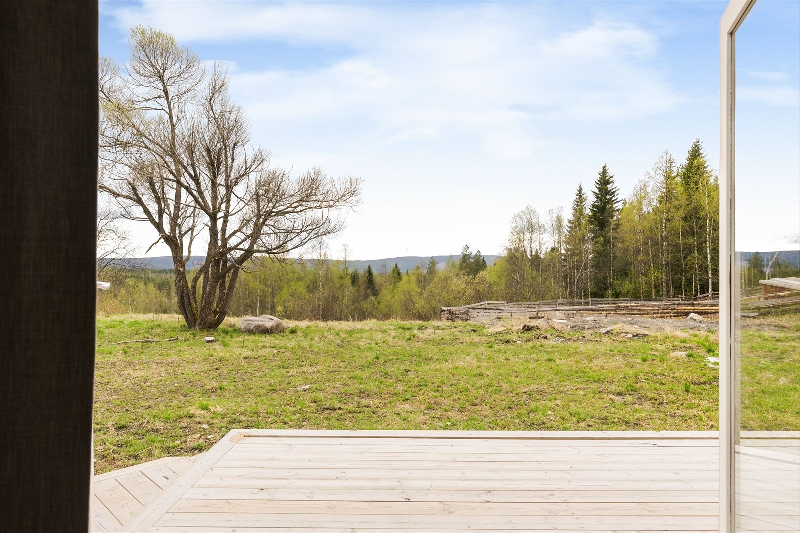 Terrassen vender mot sydvest som sørger for gode solforhold. Naturområdene rundt eiendommen byr på gode tur- og treningsmuligheter. Områdene rundt Osensjøen har også ypperlige muligheter for jakt og fiske. Galleribilde