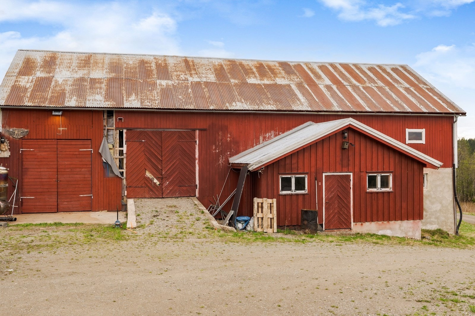Låven har et bruksareal på ca. 377m² og inneholder garasje/verksted, fjøs, rom til dyr, samt diverse boder og flere lagerrom. Galleribilde