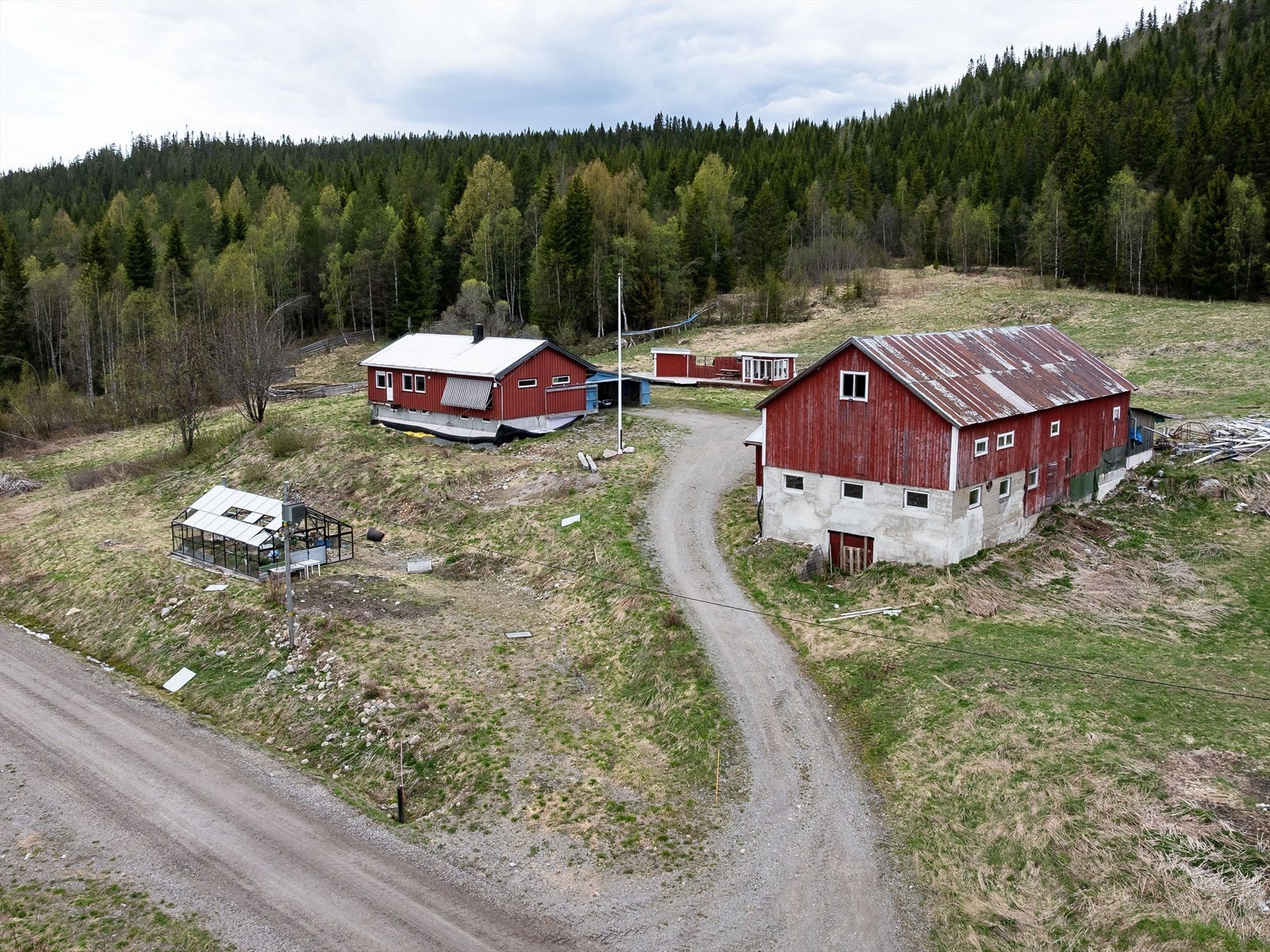 Tunet er opparbeidet med gruset gårdsplass, gress og diverse beplantning. For øvrig naturtomt. Tunet ligger i skrånet terreng med fantastisk utsikt over omkringliggende landskap. Det er flaggstang på tomten. På eiendommen er det også en dam. Galleribilde