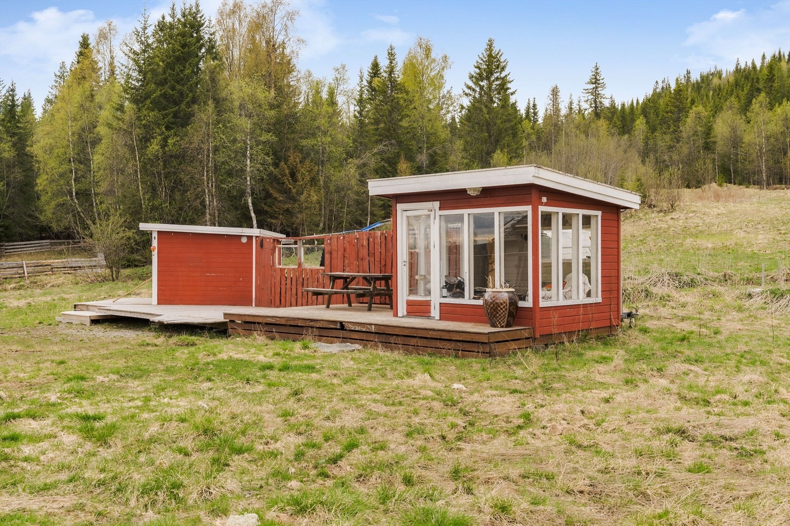 to lysthus på 7m² og 11m² tilknyttet en stor og solrik terrasse på ca. 54m². Galleribilde