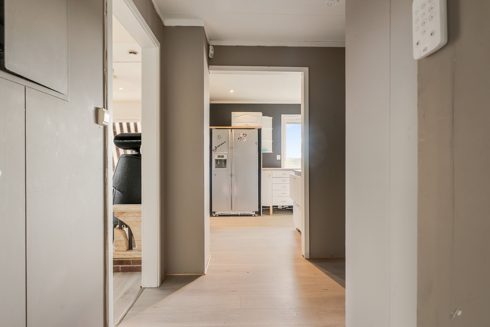 Gangen har lys enstavs laminat på gulv og overflater med plater. Galleribilde