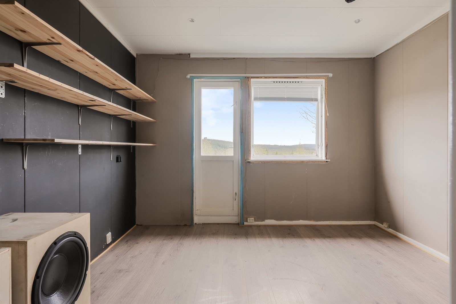 Soverom 1 har lys enstavs laminat på gulv, malte overflater og downlights i himlingen. Fra soverommet er det den samme flotte utsikten som fra kjøkkenet! Galleribilde