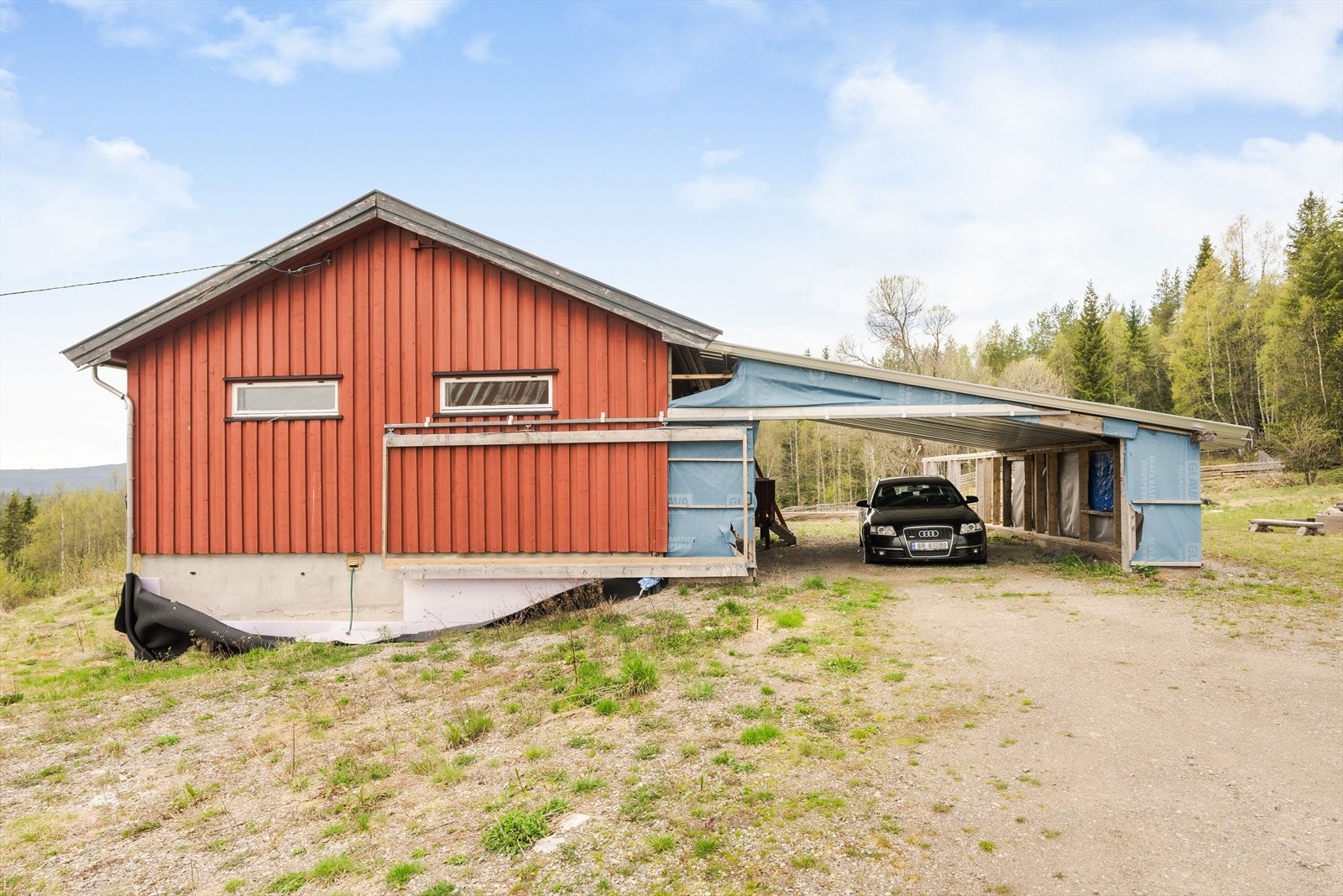 Småbruket "Fjeldvang" er bebygd med en enebolig fra 1974, en låve, to lagerbygg, et drivhus, to lysthus og en gapahuk. Galleribilde