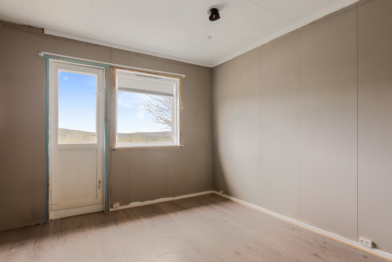På soverommet er det plass til dobbeltseng med tilhørende nattbord, samt oppbevaringsplass i vegghengte hyller. Galleribilde