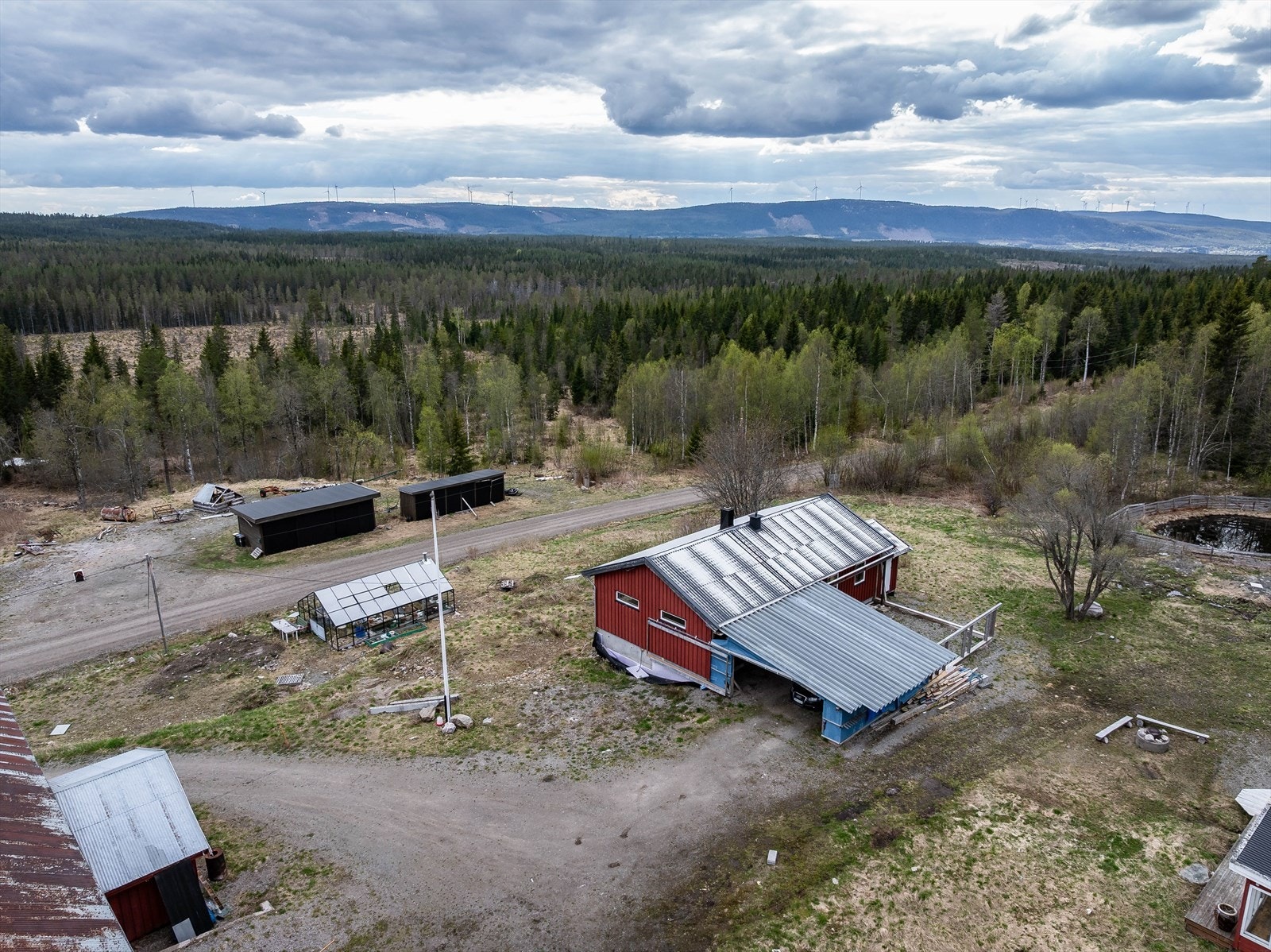 Det er ca. 12 km til matbutikk med post-i-butikk og bensinpumpe i Søre Osen. Ca. 19 km til søndagsåpen Joker-butikk som også har post og apotek i butikk, samt et godt vareutvalg. Du kan til og med bestille vin fra vinmonopolet som kan hentes på butikken. Galleribilde