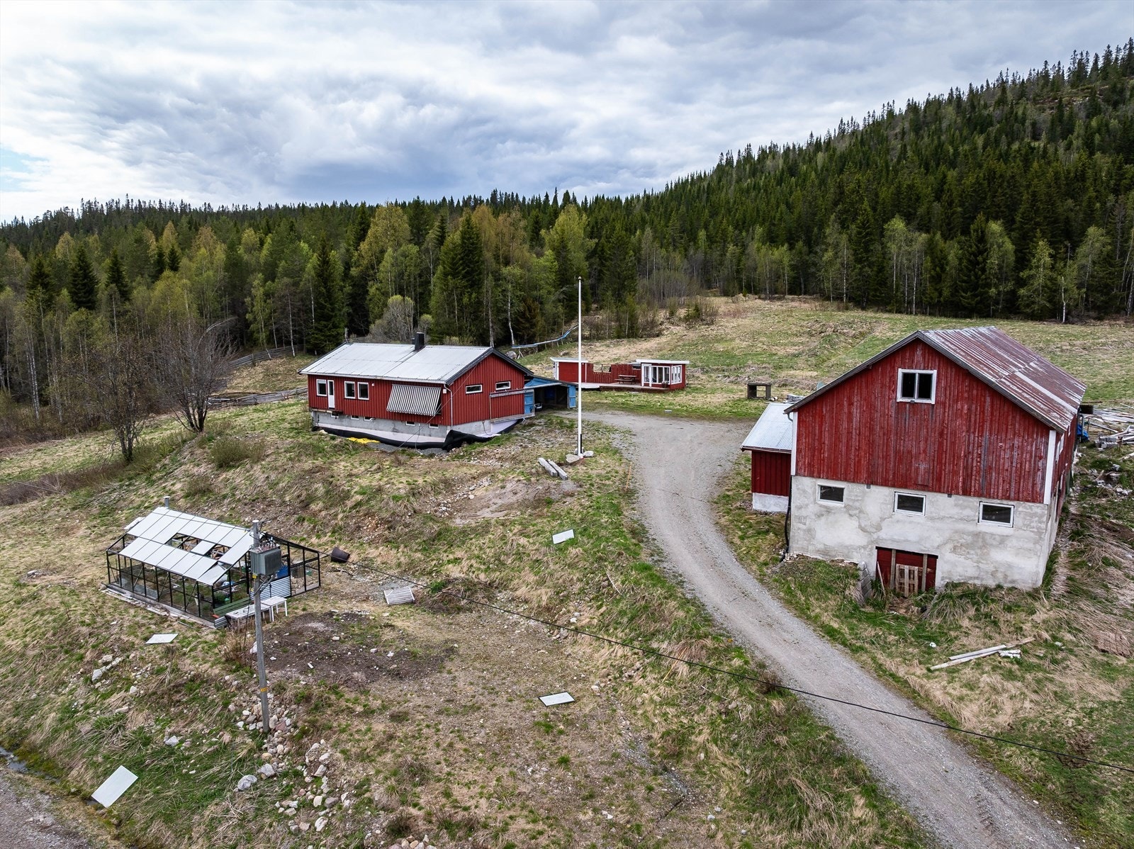 Eiendommen er også bebygd med to lagerbygg på 49m² og 25m², et drivhus på 35m² (gulvareal ca. 40m²), samt en gapahuk på ca. 9m² (ikke måleverdig). Galleribilde