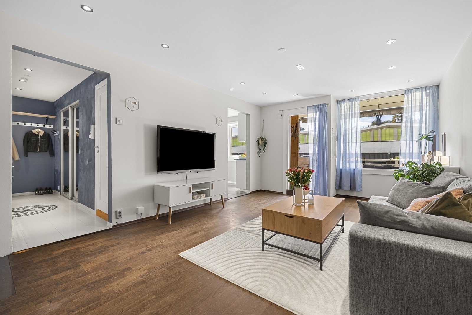 Stuen er romslig og lett å møblere, med plass til en stor sofagruppe. Galleribilde