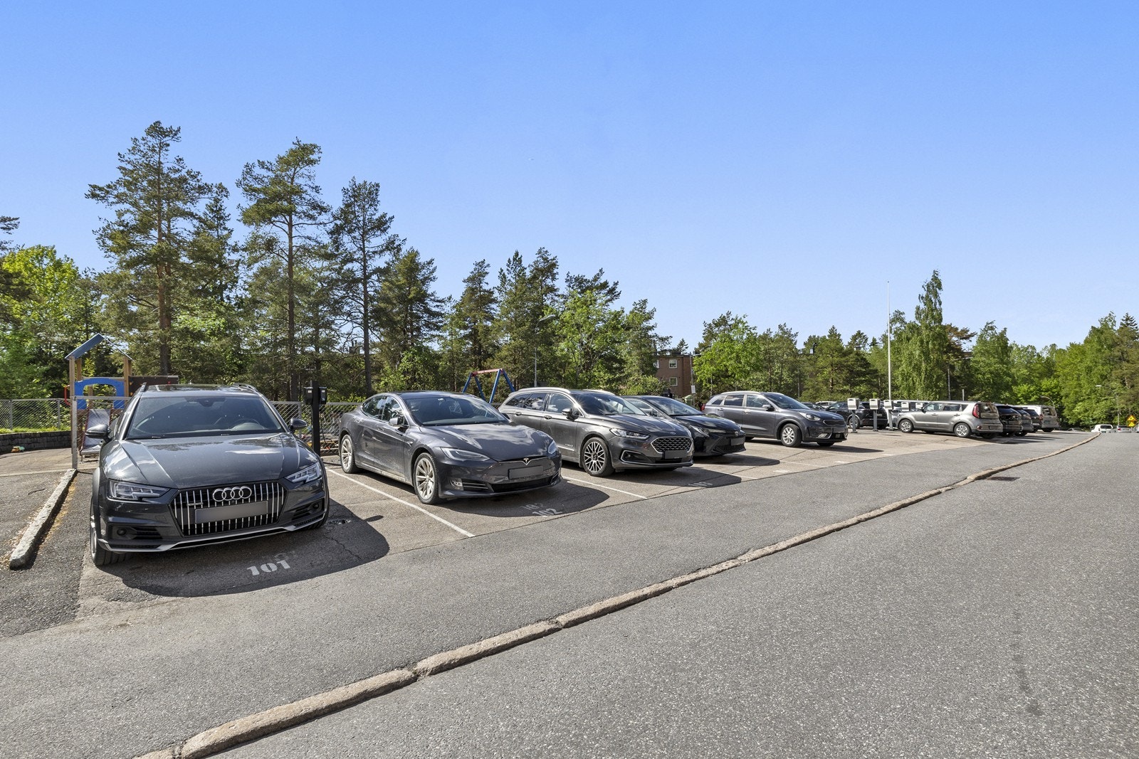 Borettslaget har tilgjengelige parkeringsplasser for beboerne. Galleribilde
