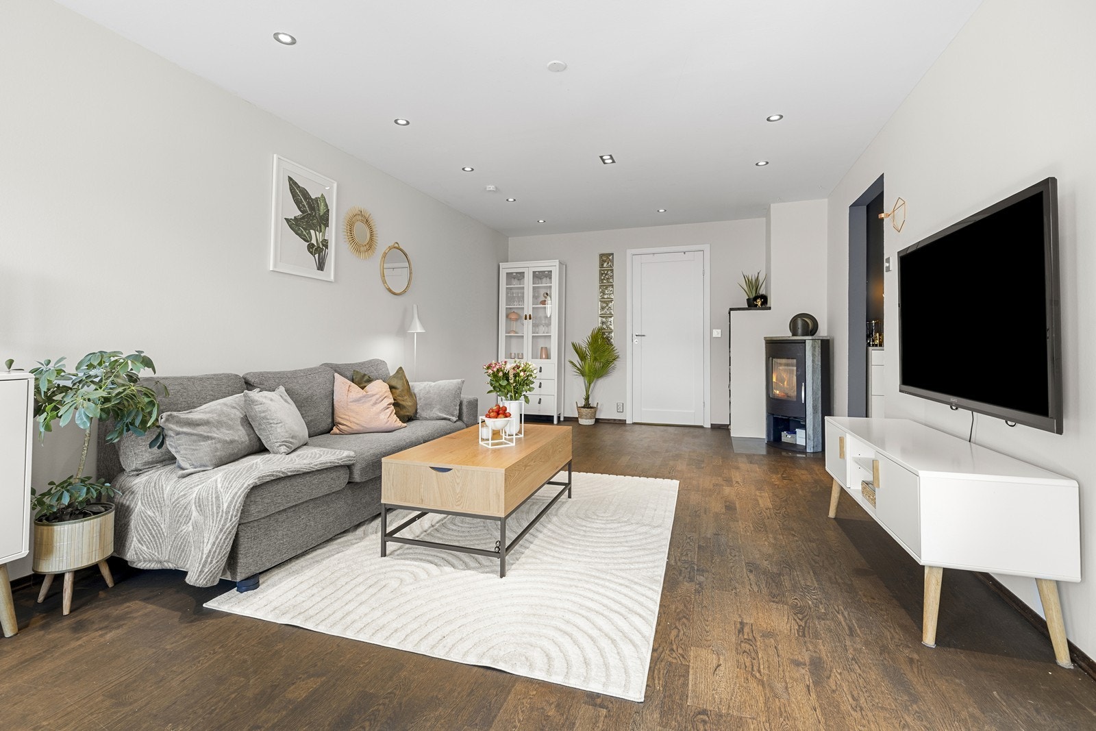 Stuen har en peisovn som gir en ekstra, effektiv varmekilde. Galleribilde