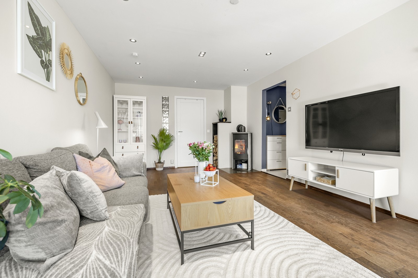 Downlights i taket gir god og jevn belysning i hele stuen. Galleribilde