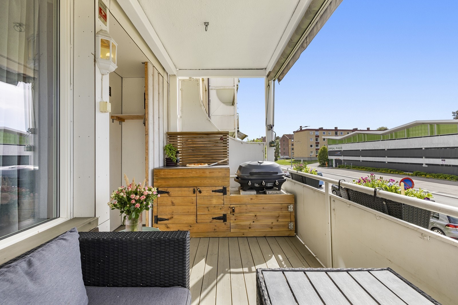 Balkongen er utstyrt med en plassbygget benk for grilling og utekjøkken. Galleribilde