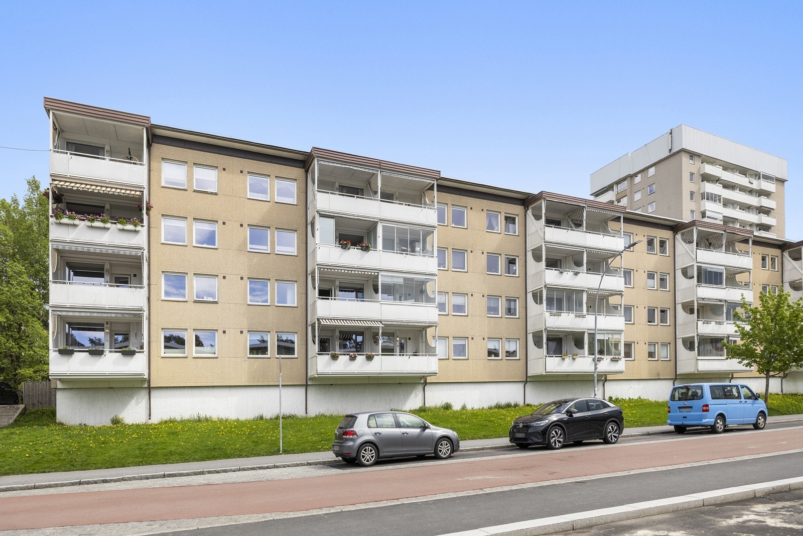 Leiligheten er en del av Solhøgda borettslag, som består av 536 leiligheter fordelt på 58 oppganger. Galleribilde
