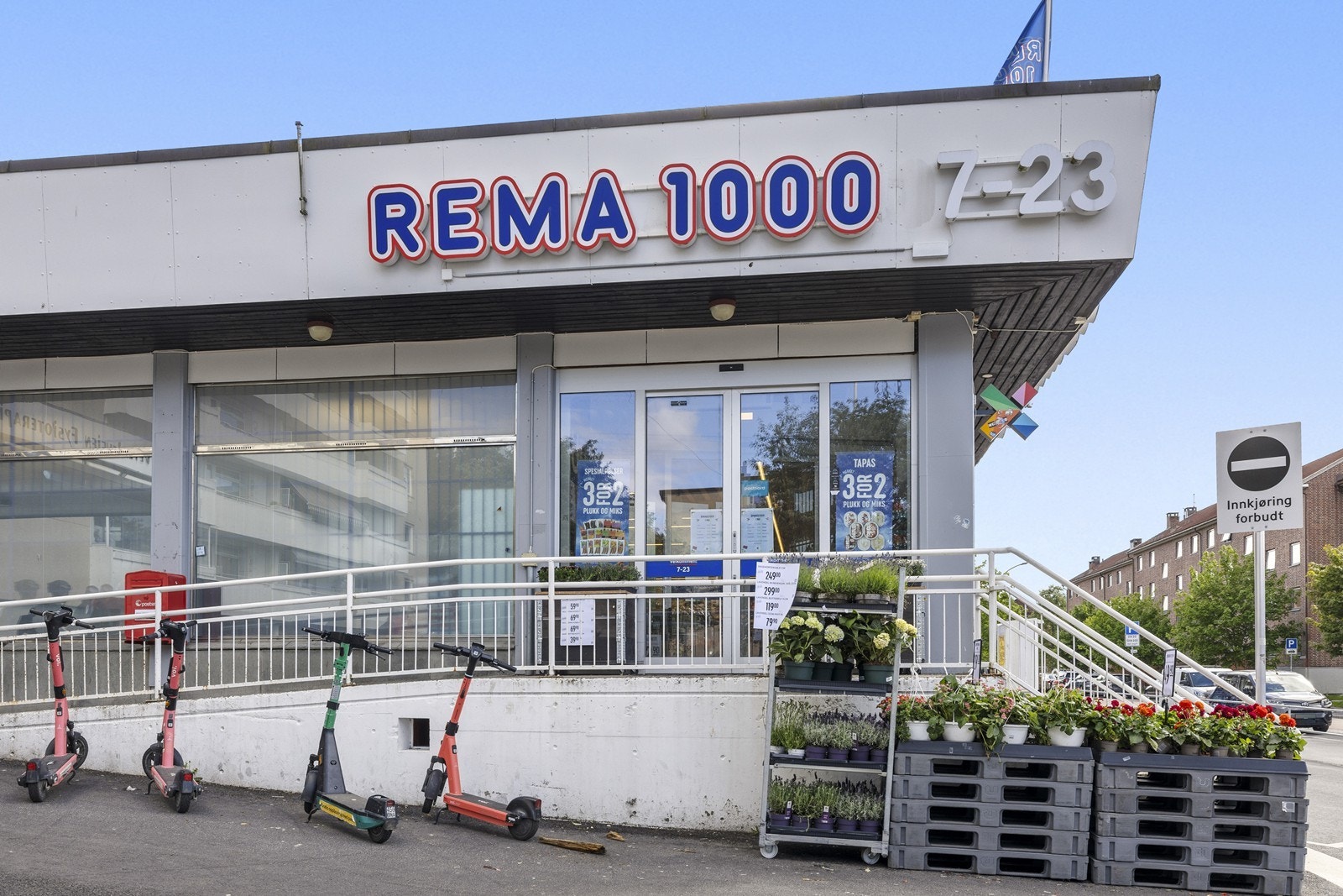 Dagligvarehandelen er enkel med Rema 1000 kun to minutters gange fra leiligheten. Galleribilde