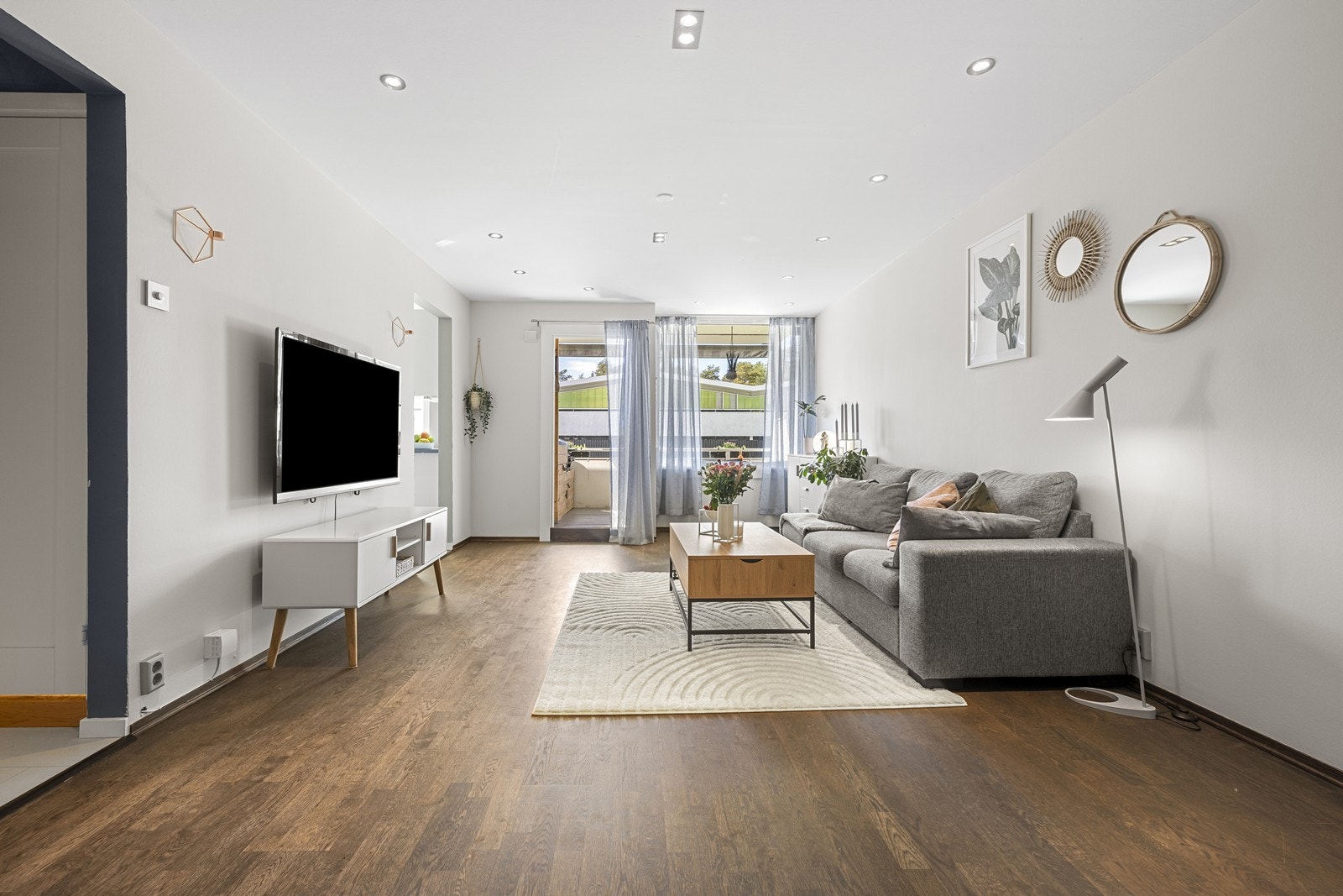 Det er god plass til flere møbleringssoner i stuen. Galleribilde