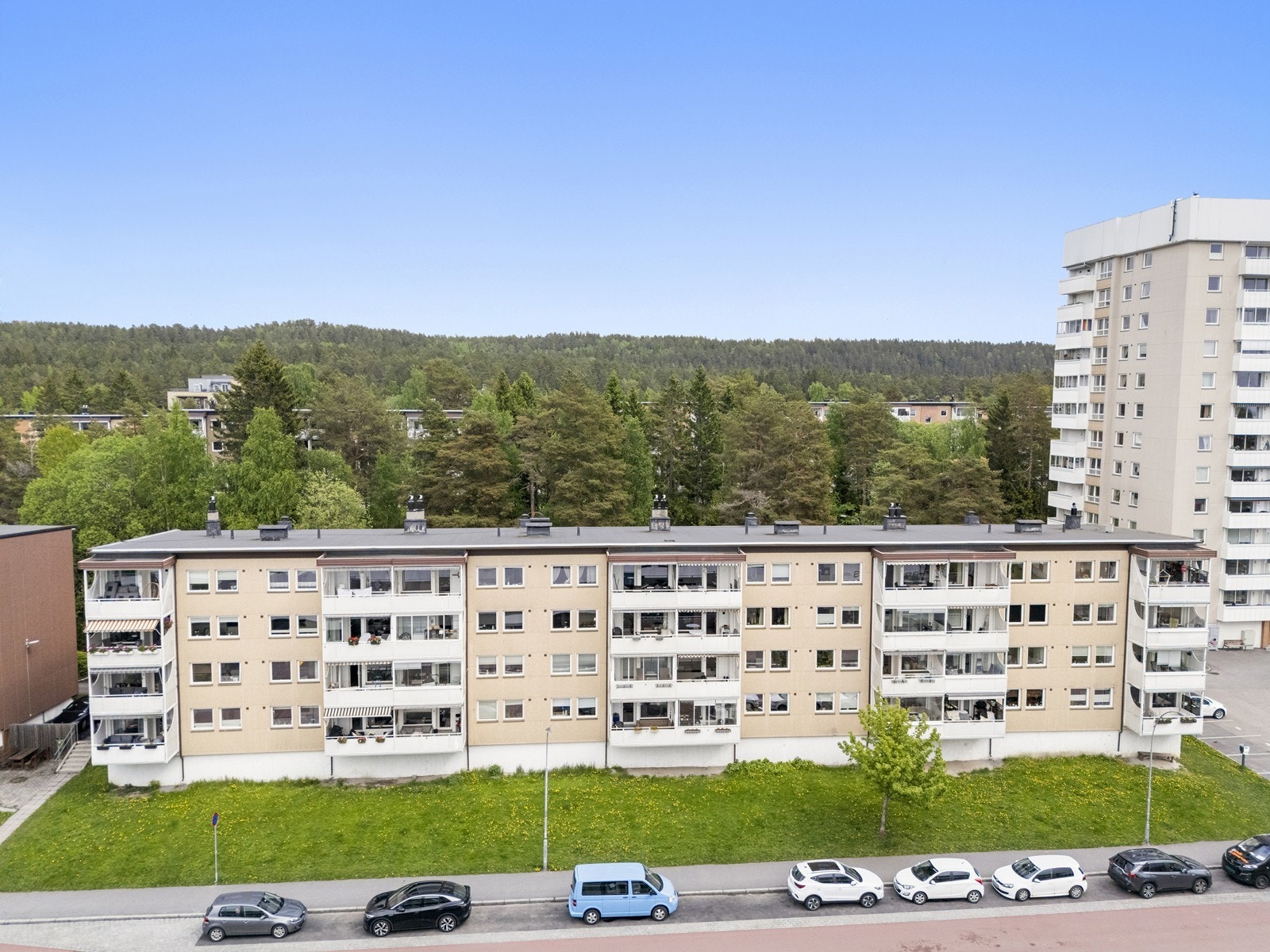 Leiligheten ligger i et etablert og rolig boligområde på Oppsal. Galleribilde
