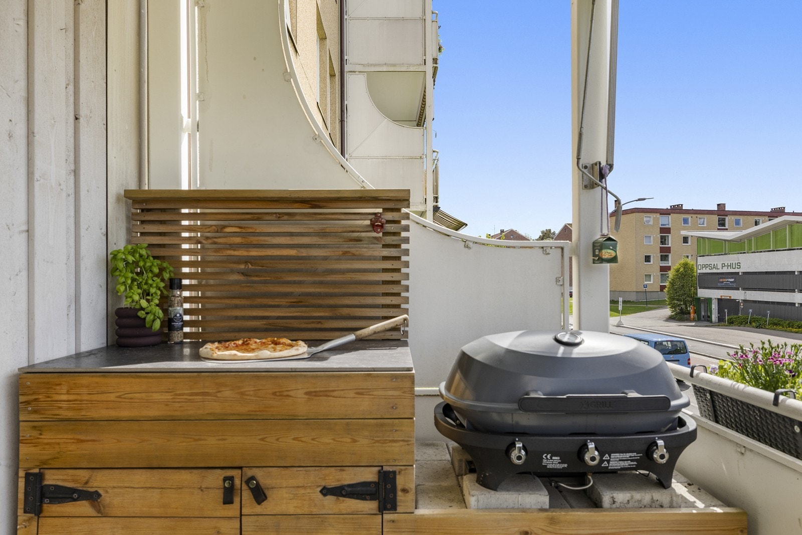 Detalj av utekjøkkenet på balkongen, med god arbeidsflate og plass til grill. Galleribilde