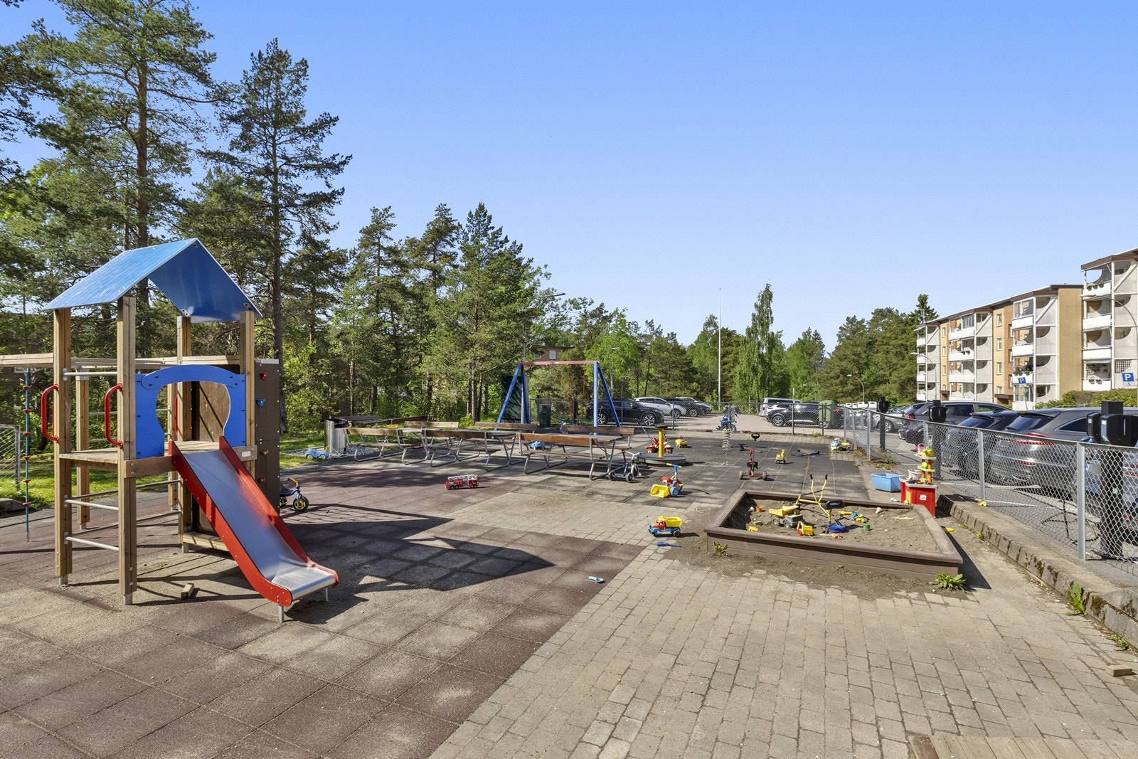 Borettslaget har store, velholdte fellesområder med lekeplass for de minste. Galleribilde