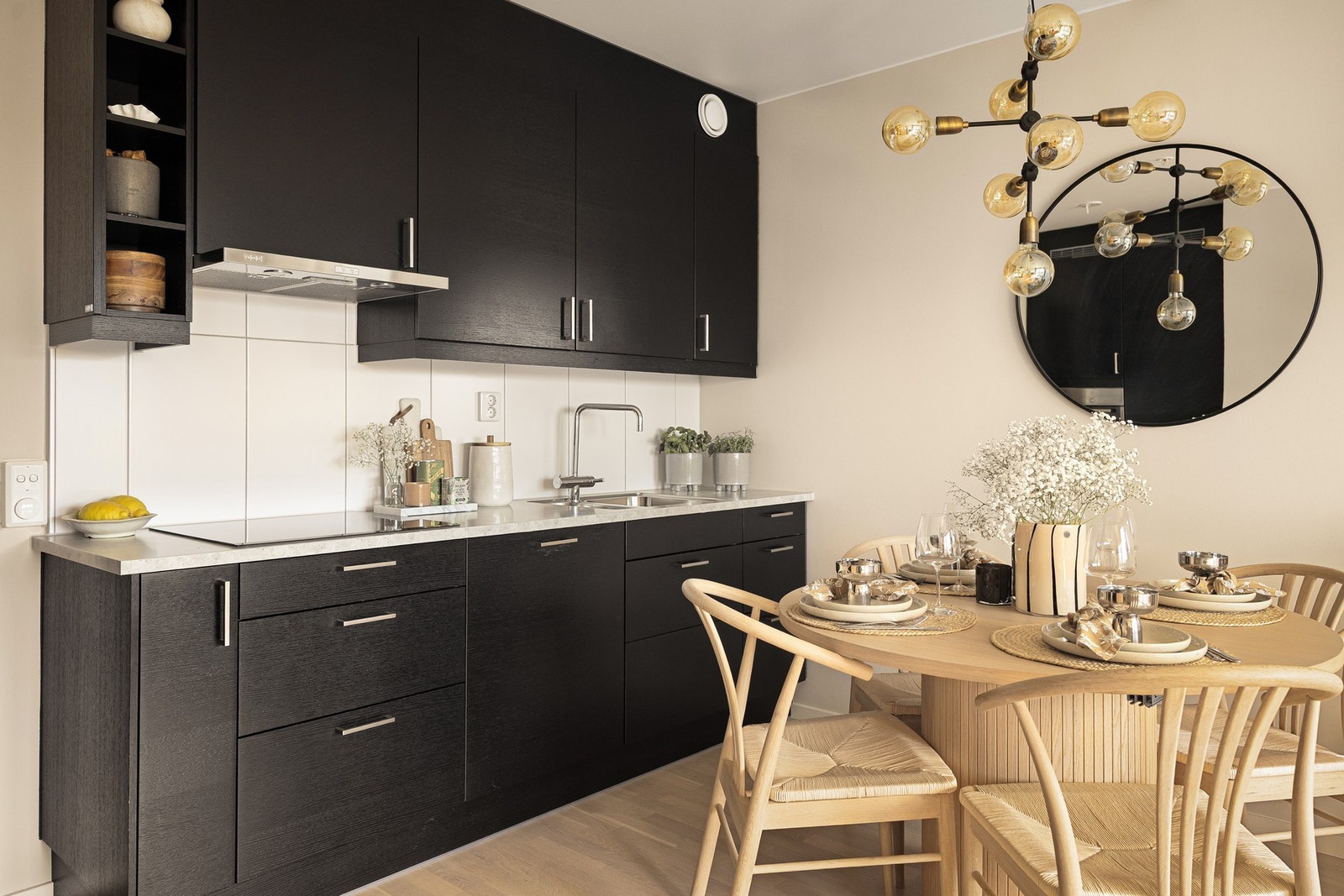De integrerte hvitevarene fra Siemens består av stekeovn, induksjonstopp, oppvaskmaskin og kombiskap. Galleribilde