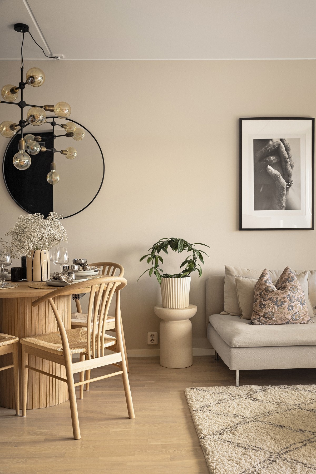 Boligen har radiator med vannbåren varme som sørger for jevn og behagelig oppvarming. Galleribilde