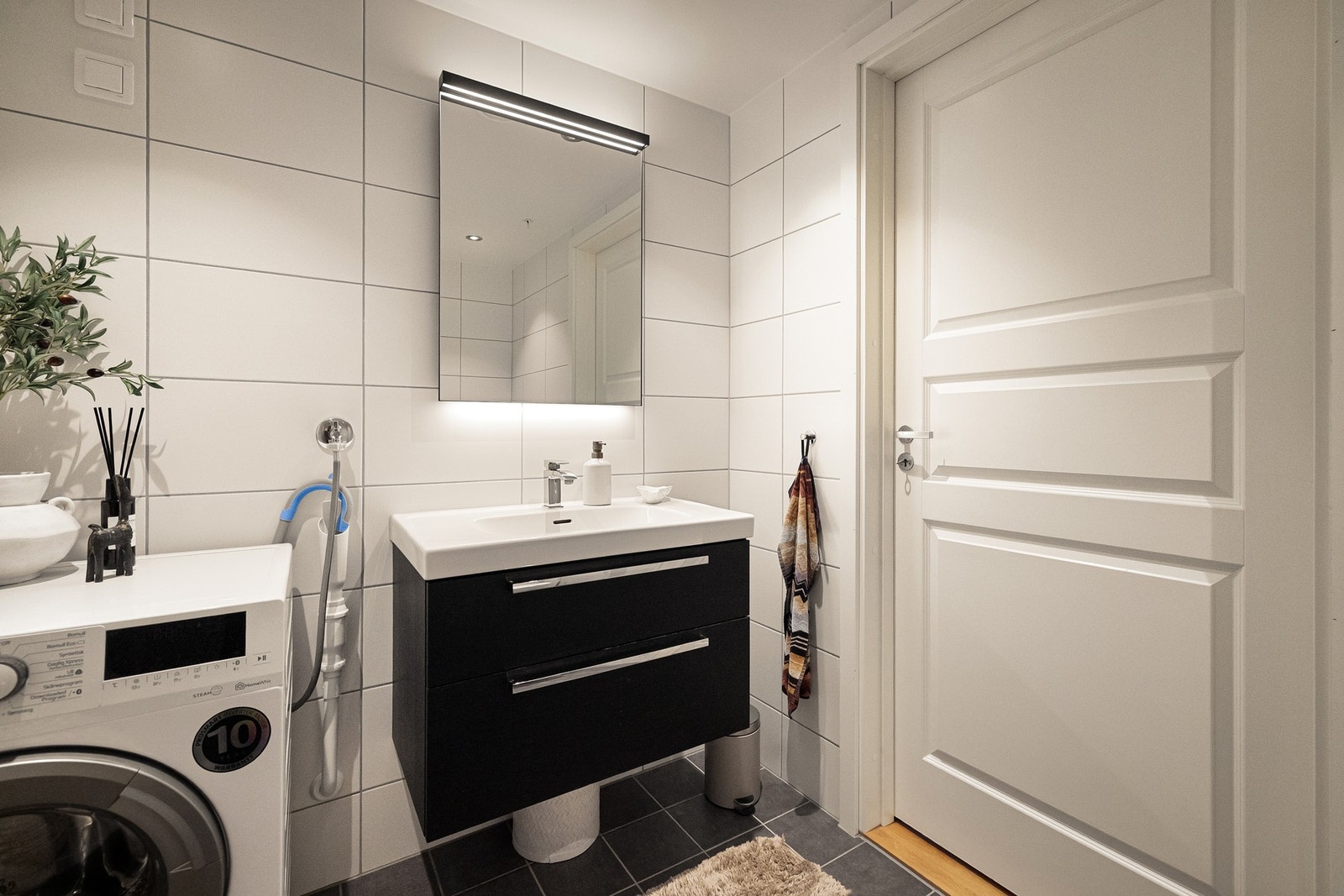 Badet er utstyrt med toalett fra Geberit samt dusjløsning med innfelte glassvegger og regnfallsdusj. Galleribilde