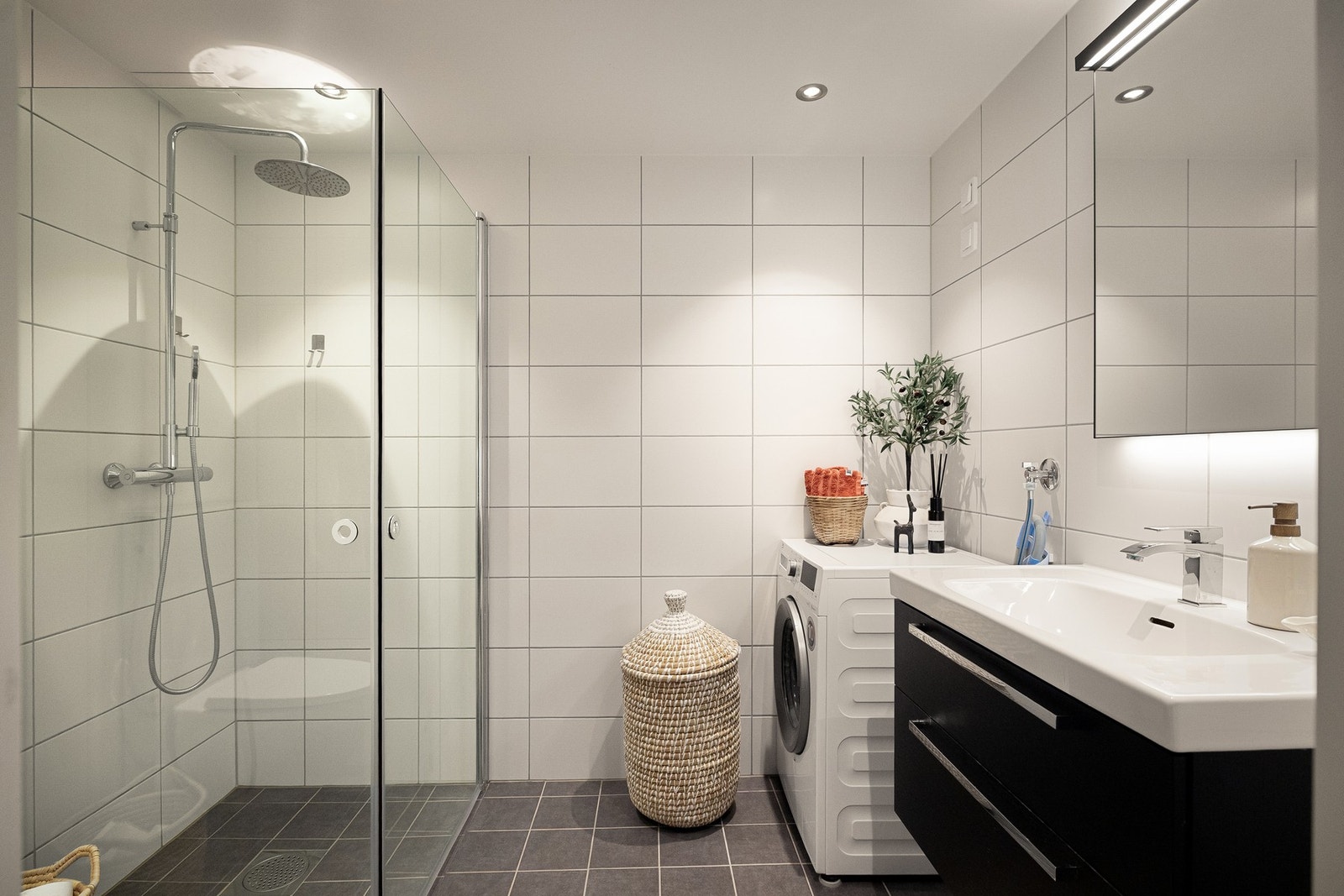 Badet fremstår som romslig og moderne med tidsriktige materialvalg fra byggeåret. Galleribilde