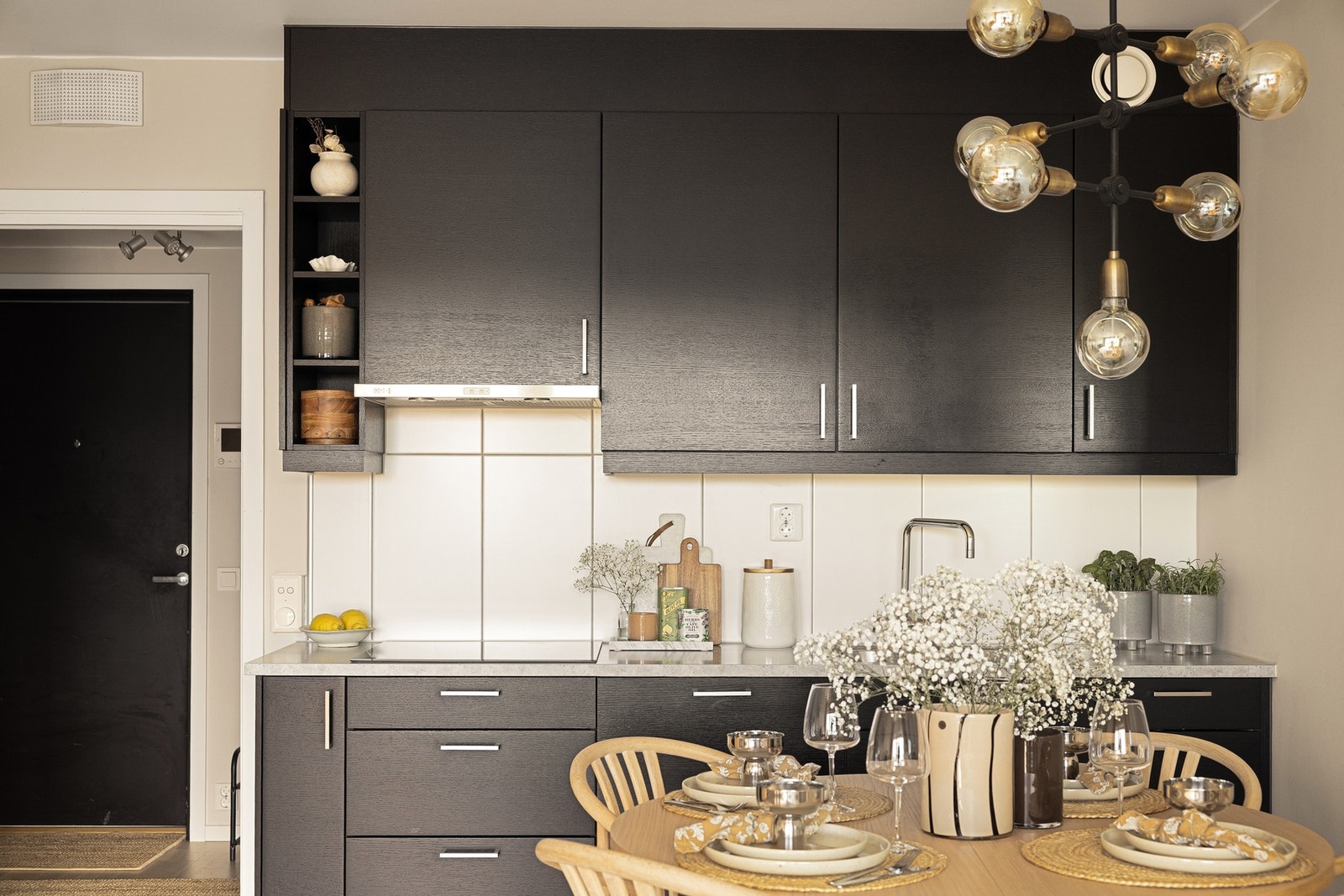 Kjøkkenet har en stilren og moderne innredning fra Marbodal med glatte, mørke fronter som skaper en elegant kontrast til de lyse overflatene i boligen. Galleribilde