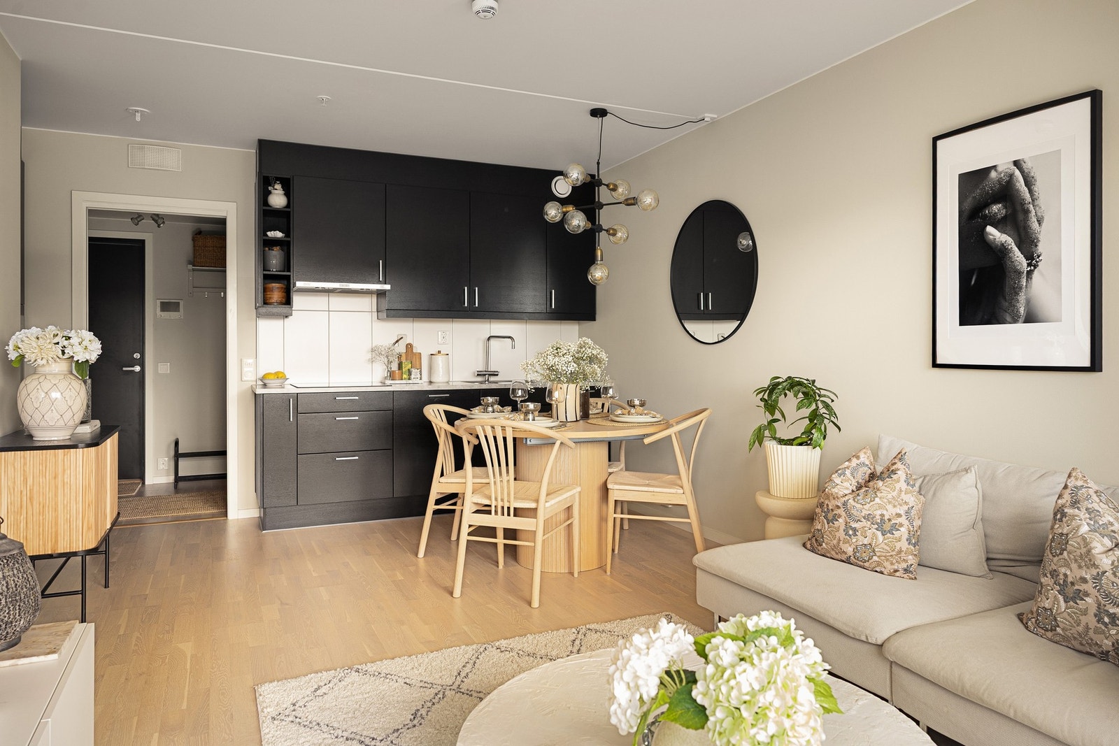 Stuen har naturlige soner med god plass til både sofagruppe med tilhørende stuebord og TV-benk, samt spisebord i tilknytning til kjøkkenet. Galleribilde