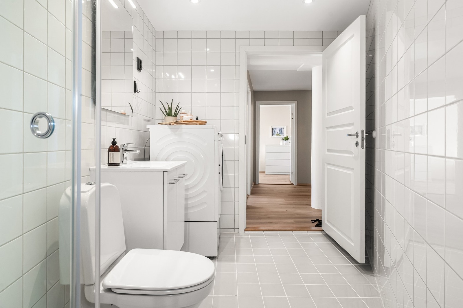Badet er fra 2006 og har fått enkelte oppgraderinger underveis, senest med nytt dusjkabinett med kar i helstøpt støpemarmor installert i 2026 Galleribilde
