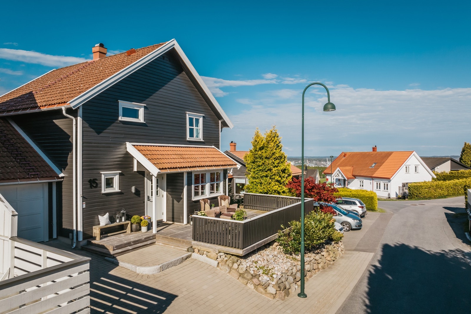 På inngangssiden har boligen også en steinlagt gårdsplass for ytterligere parkering. Galleribilde