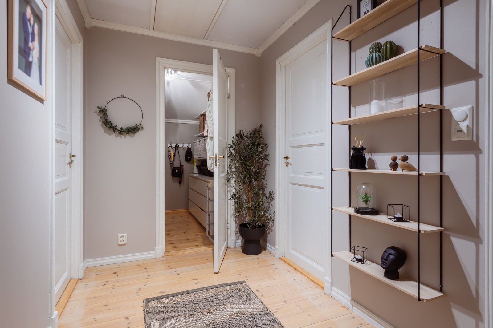 Tre gode soverom er samlet i 2. etasje, meget praktisk hvis man har små barn. Galleribilde